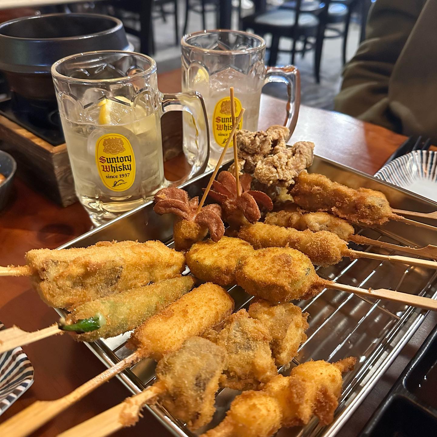 분위기에 반하고
맛에 반한 곳😍

일단 외관부터 내부까지 인테리어를 신경쓴게 느껴지고 룸도 마련되어 있어서 단체로 방문해도 좋을 것 같아요🤗

저는 남편이랑 둘이 방문해서 양쪽으로 발이 있어서 분리(?)된 공간으로 자리를 잡아서 적당한 개방감과 적당한 안락함을 느끼면서 수다를 떨었어요👩‍❤️‍👨

메뉴도 다양해서 뭘 먹을지 한참을 고민하다가 꼬치튀김으로 선택했어요🍢🍡
보통 꼬치구이는 많이 판매하는데 꼬치튀김을 판매하는 곳은 처음봐서 신기해서 주문을 했는데 기대이상이였어요❤️

진짜 다양하게 소고기, 표고버섯, 고추, 치즈, 소세지 등등등 여러가지 종류가 있고 튀김옷이 있어서 먹기전에는 정확하게 어떤 재료인지 몰라서 유추하몀서 맞추는 재미까지 있어서 좋았어요👍👍
소스도 3종류거 나와서 같은 꼬치튀김이라도 소스에 따라서 맛이 달라지는 것도 취향저격!!!!

거기에 기본안주로 퀄리티 좋게 귀여운 꼬치어묵탕이랑 튀김건빵이 나와서 안주랑 조합도 너무 좋았어요
재방문의사 1000%😘😘

#협찬#목포이자카야#목포상동맛집#목포술집#목포시맛집#목포일식#목포맛집#목포일식집#목포석현동맛집#목포석현동술집#목포상동술집#목포시이자카야#목포석현동이자카야#목포시일식집#목포오키나와돌고래#오키나와돌고래