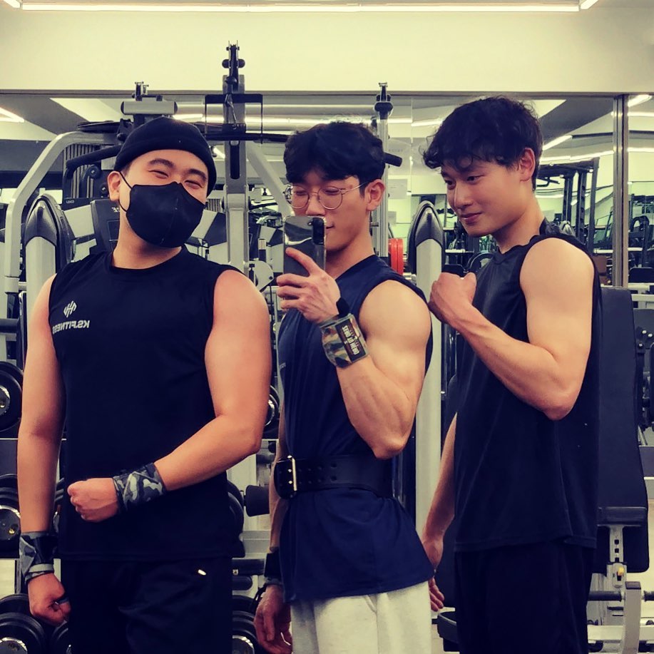 #오운완 
#파트너운동 

하마터면 헬스장에 가지 않을 뻔 했는데

멘탈 잡고 출석 했습니다!!

오늘은 health_jiung8475 형님 그리고 minyeongjun0000 브로와 파트너 운동을 진행했는데 다들 너무 잘하셔서 많이 배우는 시간이었습니다👍👍👍👍

오늘 두분께 너무 감사했습니다🙇‍♀️

인친 여러분들께서도 수요고개 넘으시느라 고생하셨습니다 근나잇💪💪💪💪