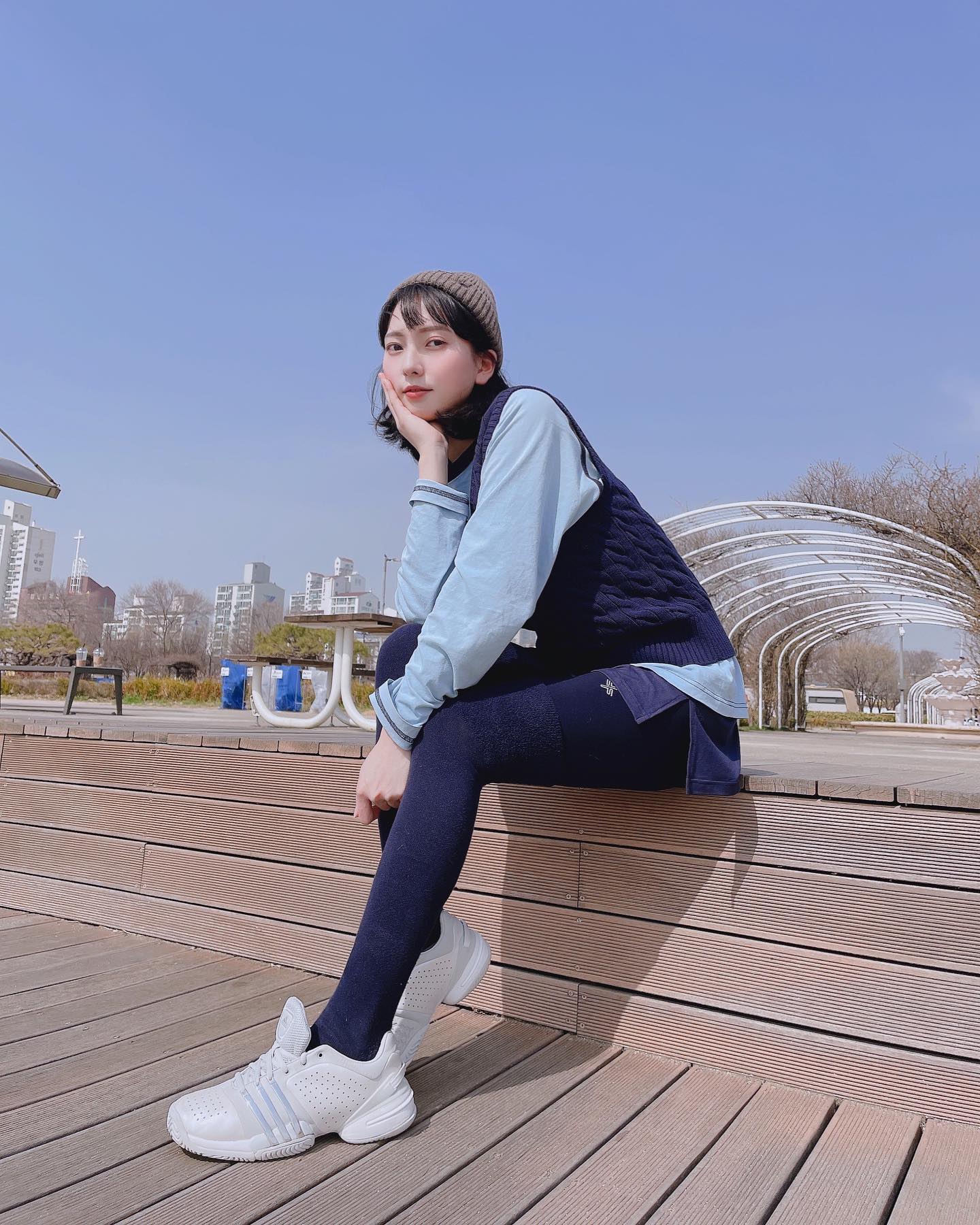 한강에 슥 다녀왔🤸🏻‍♀️
봄날에 쨍한 햇살마저 정말 좋았어요✨✨

자연스러운 핏감이 매력적인 useful_atelier 니트베스트💙
부드럽고 딴딴한 조직감에, 니트비니 조합으루🤎
네이비 깔맞춤은 참지못했습니다⍨⃝

긴팔티셔츠만 입기엔 조금 아쉬워 
핏좋은 니트베스트로 레이어드ᵎᵎᵎ
코디활용도가 이만큼 좋은게 있을까요🫶🏻