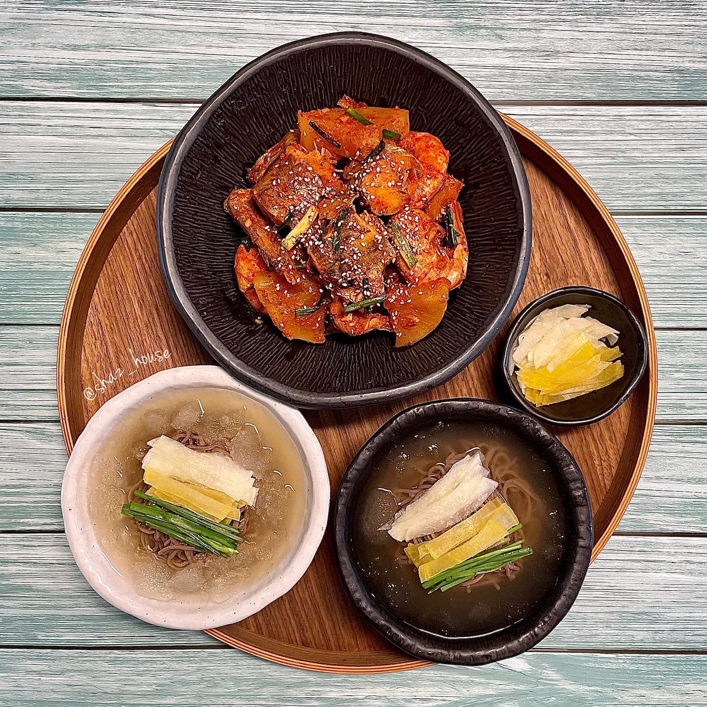 #협찬 #아빠식당서포터즈 

HaLO~~🤗♥️

#아빠식당 에서 보내주신 #손질코다리 에 주재료 넣고 매콤달콤 엄마양념장 넣어 끓이기만 하면 쉽게 #코다리조림 지글지글🔥 완성❣️

저는 새우랑 무, 대파만 추가로 넣고 끓여줬어용~ 양념장은 울 맵찔씨를 위해 하나만 넣고 참치액이랑 맛술만 살짝 넣어줬어용~ 손질코다리 두팩 다 넣었는데 양도 많고 와 이건 3~4이서 먹어도 되는 푸짐쓰👍

전 비린내 못 맡는데😝 졸이는 동안에도 비린내 없이 살도 탱글~ 부드럽고 매콤 엄마양념장이 간이 쏙 잘 베이니 아… 🍚밥 왜 안한거야 왜‼️

오오~ 여봉이는 코다리 전문점 맛이 난다면서👏👏

#밥도둑 인데 #술도땡기고 🍻🍶

매콤~ 하다 싶을때 🧊살얼음 가득 시~~ 원한 #동치미막국수 후루룩후루룩🥢 감자 메밀 생면이라 그런지 소화고 잘되고 면도 탱글하고 찰져요👍

간단하게 손쉽게 아빠식당과 함께하면 우리집이 #맛집 이지요❣️

 ⠀⠀⠀⠀⠀⠀⠀⠀⠀⠀⠀⠀⠀⠀⠀⠀ 
🛒제품문의 및 구매🛒

hg_food_ 

 
🐟코다리조림 : https://smartstore.naver.com/hojaefs/products/4782838701

🥢동치미막국수 : https://smartstore.naver.com/hojaefs/products/4906555515
 ⠀⠀⠀⠀⠀⠀⠀⠀⠀⠀⠀⠀⠀⠀⠀⠀ 

 ⠀⠀⠀⠀⠀⠀⠀⠀⠀⠀⠀⠀⠀⠀⠀⠀ 
#shaz_house 

#집밥스타그램 #집밥반찬 #오늘뭐먹지 #먹스타 #먹팔 #쉬운요리 #반찬 #신혼밥상 #밀키트 #코다리 #코다리맛집 #안주스타그램 #술스타그램 #요리스타그램 #홈쿡 #koreanfood #yummy #lfl #foodie #followforfollowback
