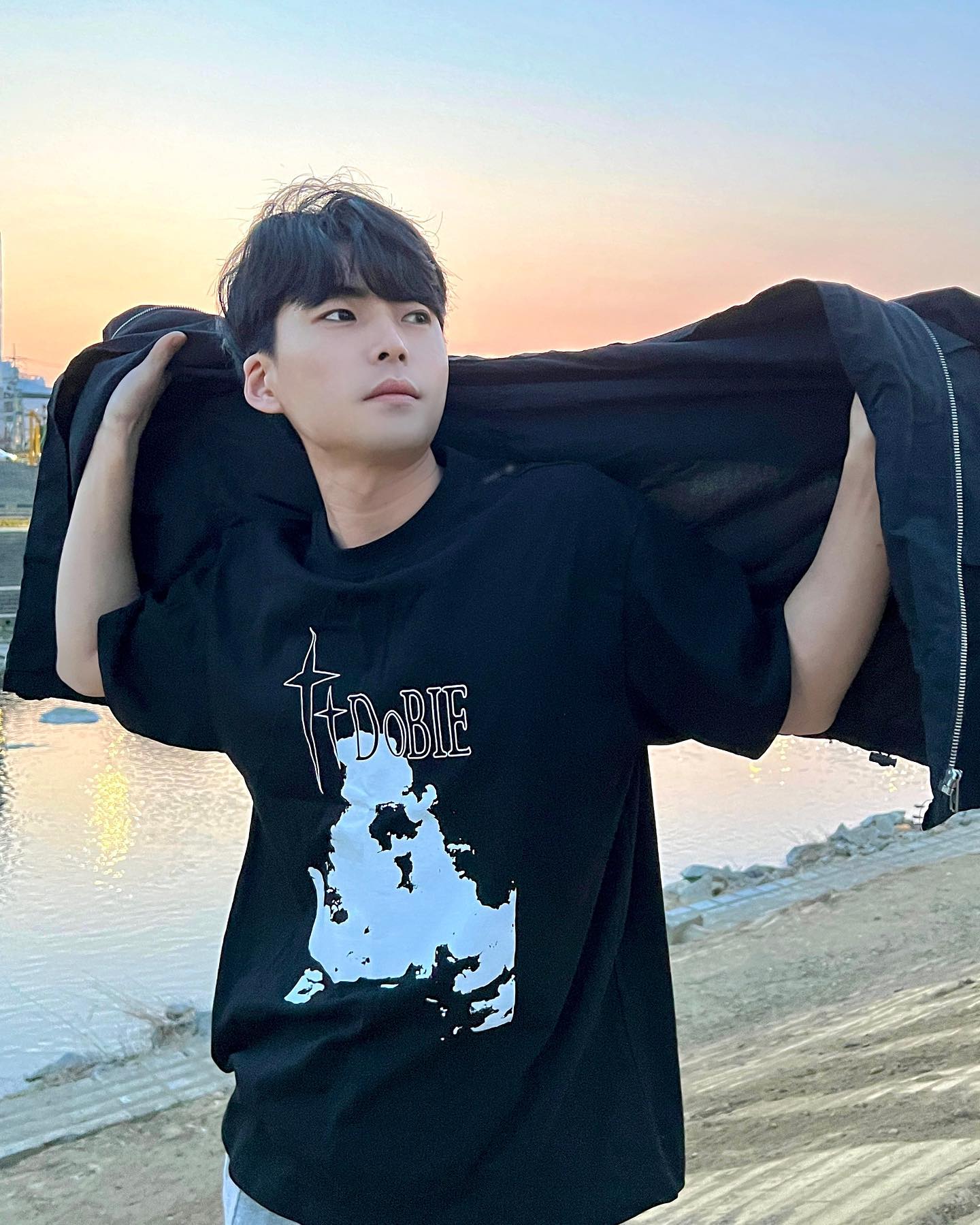 주인님, 도비는 자유에오🧚✨
about_dobie_com
유니크한 프린팅과 도비 로고가 예쁜
휘뜌류마뜌류 반팔티 입고
산책 해봤는데 편하고 너무 예쁘네요😎🖤

(작가가 일 안해서 용돈 줬더니 노을 보정 예쁘게 해줬어요 🐥)
.
.
.
#aboutdobie #dobie #남자데일리룩 #남자코디추천 #남자봄코디 #남자반팔티