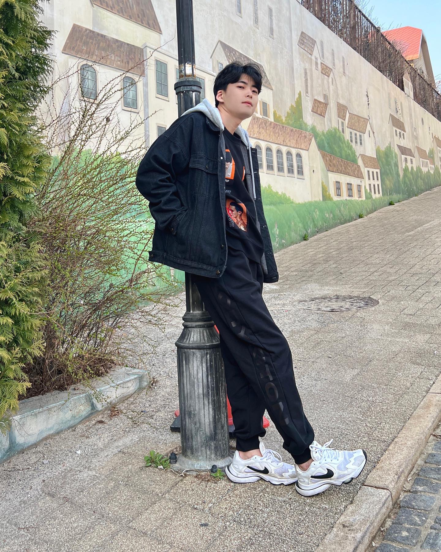 #협찬 korykiton_official stylemate_official

긴말하지 않을께요😏 이거받고 이 바지만 계속 입고 있습니다😖 적당한 오버핏 코리키튼 로고 포인트 까지 완벽✨️ 꾸안꾸 완벽해지고 싶은사람 쏘리질뤄🤭
.
.
#코리키튼 #korykiton #스타일메이트 #조거 #조거팬츠 #꾸안꾸