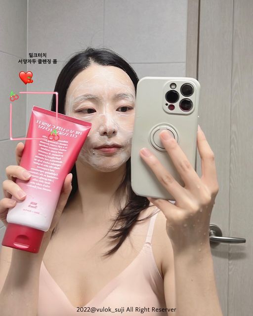 뷰티전문가 신강희 on Instagram: "서양자두 비타캡슐 클렌징 폼 밀크터치@milktouch_official 🍑피부과 필링&비타민관리 원리 적용한 2 STEP 모공토닝폼🍑 STEP 1. AHA/BHA/PHA으로 체계적인 각질 세안 STE