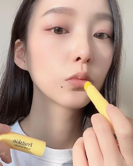 뷰티전문가 강희쌤 on Instagram: "#제품제공 #탠저린립밤 
푸룻스킨 비건 탠저린 립 버터 3.2g
FRUITSKIN TANGERINE LIP BUTTER🧈 @fruitskin_ 

탠저린 버터와 비타민 C 가득한 과일 추출물이 건조한 입술에 촉촉한 보습감과 생기부여까지🍊

#fruitskin #보습립밤 #비건립밤 #비타민립밤 #립밤추천 #겨울립밤 #생기립밤#비건립버터#스틱립밤 #선물추천 #비건화장품 #비건뷰티 #veganbeauty #veganlipbalm #푸룻스킨 #비건립밤"