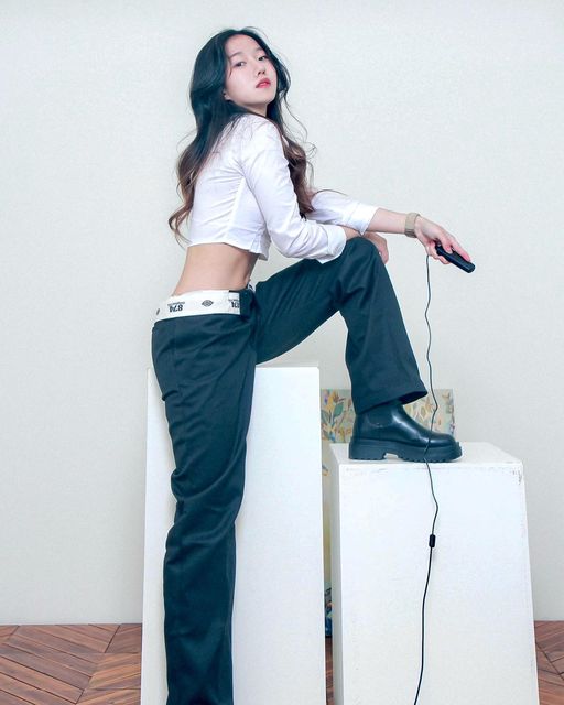 ʚ jinah ɞ 임진아 on Instagram: "#광고

🌹용리단길에 있는 셀프 스튜디오 "오늘, 우리 사진관"에 다녀왔어요
다른 곳들은 원본을 받으려면 추가금을 내곤 했는데, 여긴 원본이 모두 무료여서 너무 행복했어요🥹 스튜디오도 쾌적하고 청결해서 이 가격만 받아도 된다고...?! 싶었어요
의자와 소품들이 다양하게 있고 아무도 없어서(그 대신 자세하게 설명해주는 촬영 가이드가 있어서 편했어요) 자유로운 분위기에서 즐겁게 촬영할 수 있었어요!! 물론 촬영시간도 무쟈게 많이 줘서 여유로웠던건 덤😚
브라운/흑백/컬러 자유로운 색감이 선택 가능한데 솔직히 다 예뻐서 한참 고민했어요😉 입구에 거울셀카도 있어서 끝나고 거울셀카 딱 찍어주면 완벽❤️
삼각지역과 신용산역 근처에 있어서 가기도 정말 편해요!! 다들 웨않와 얼른 와~~

#용리단길셀프사진관 #용산셀프사진관 #삼각지셀프사진관 #숙명여대셀프사진관 #숙대셀프사진관 #셀프프로필사진 #셀프가족사진 #셀프커플사진 #용리단길맛집 #삼각지맛집 #용리단길데이트코스 #삼각지데이트코스 #숙대데이트코스 #세미바디프로필 #첫줄테러 #모델문의"