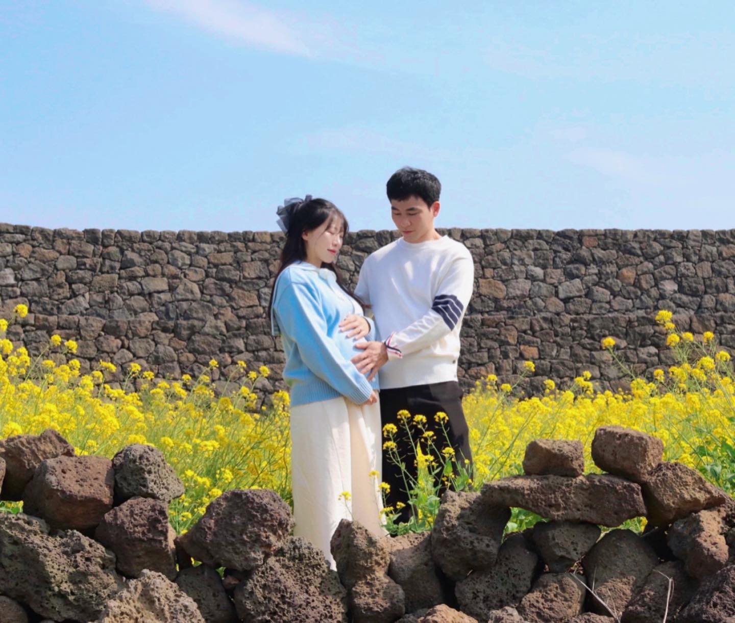 항상 예쁘다예쁘다 해주는 
울 쭌이가 있어서
나는 너무 행복한 임산부🌼
결혼 12년차
모모 태어나면 이제 신혼 끝나는거냐며…
내 사랑 모모한테 다 뺏기면 어뜨케🥹