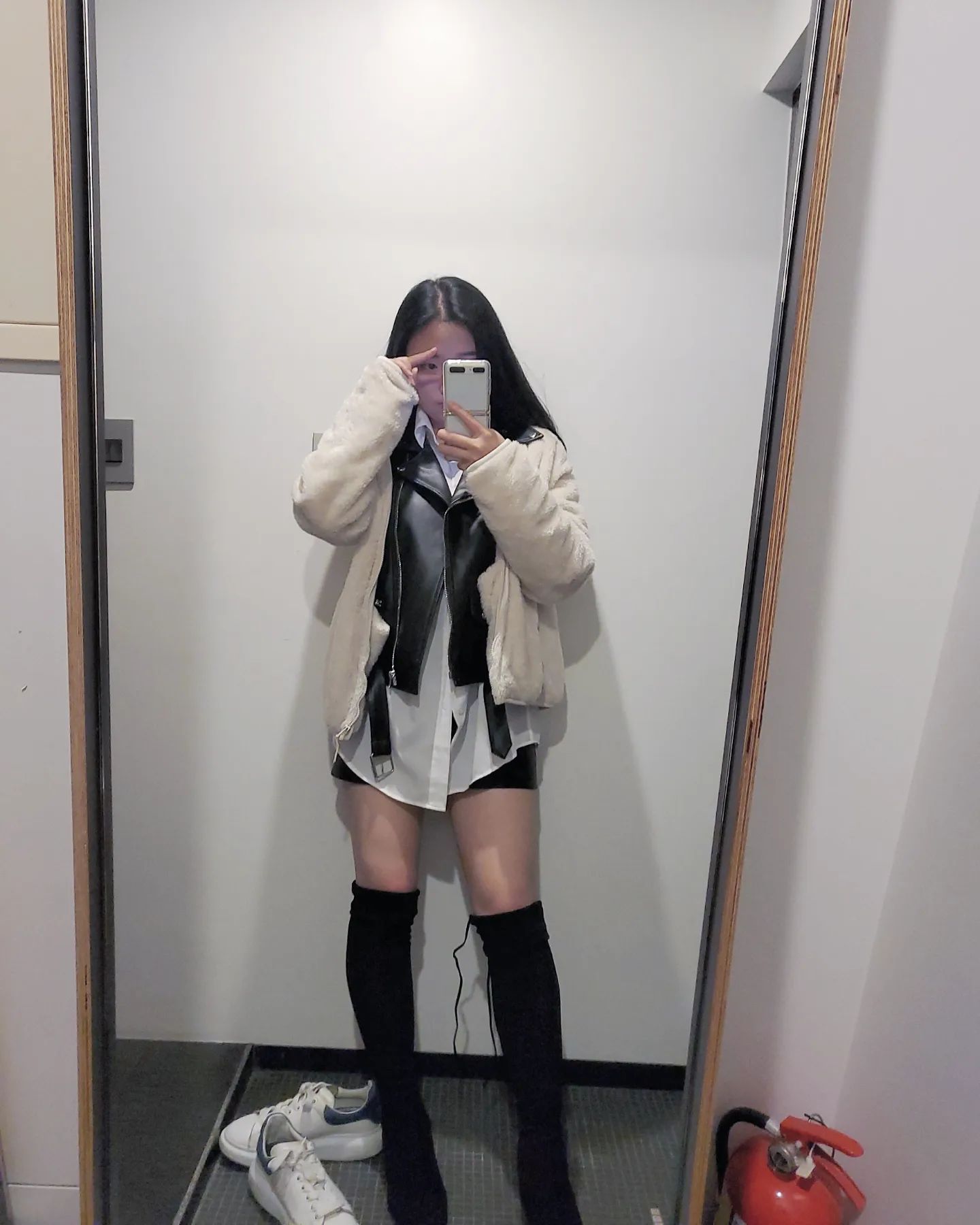추워서 캐리어에 있는 옷 다 빼입은 룩(?)