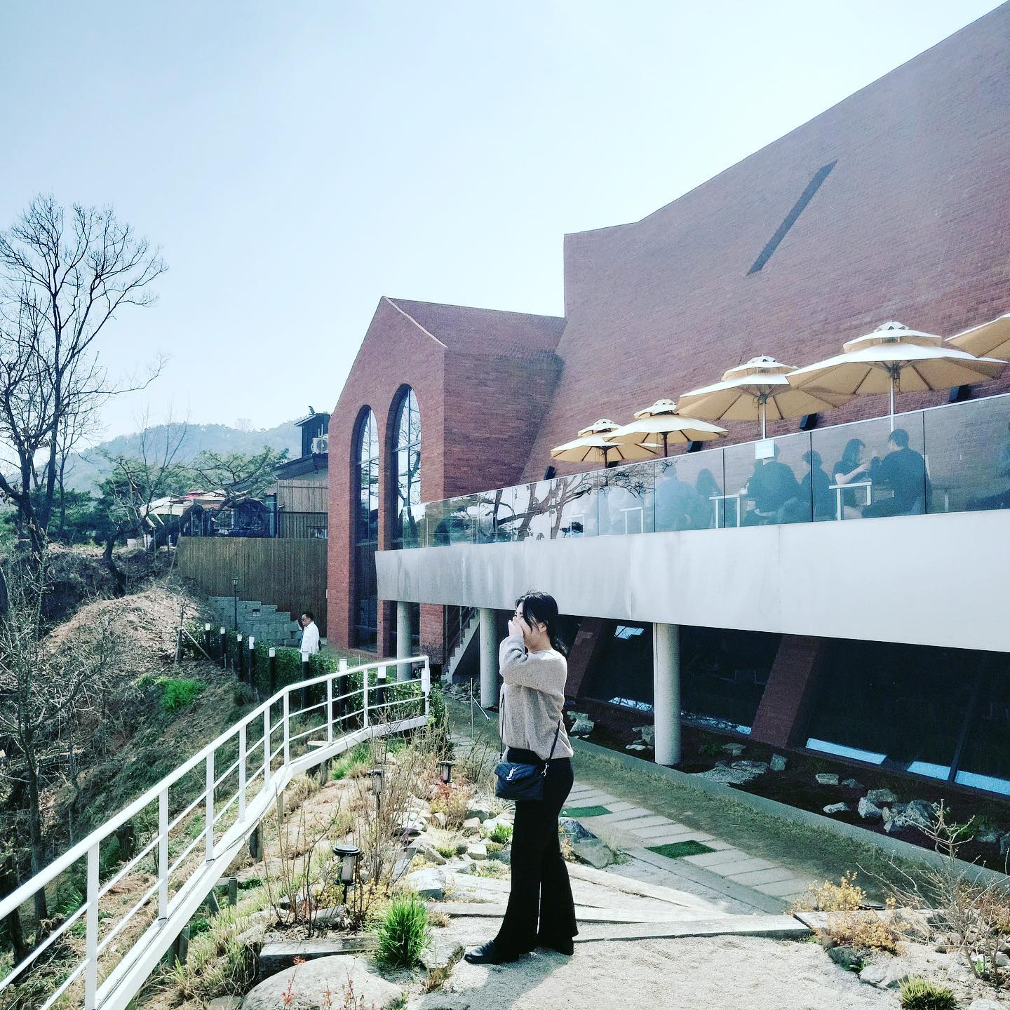 날씨 조으다😃
초밥은 덤!

#일상그램 #카페 #아보고가베이커리카페🛕 #사진맛집📸