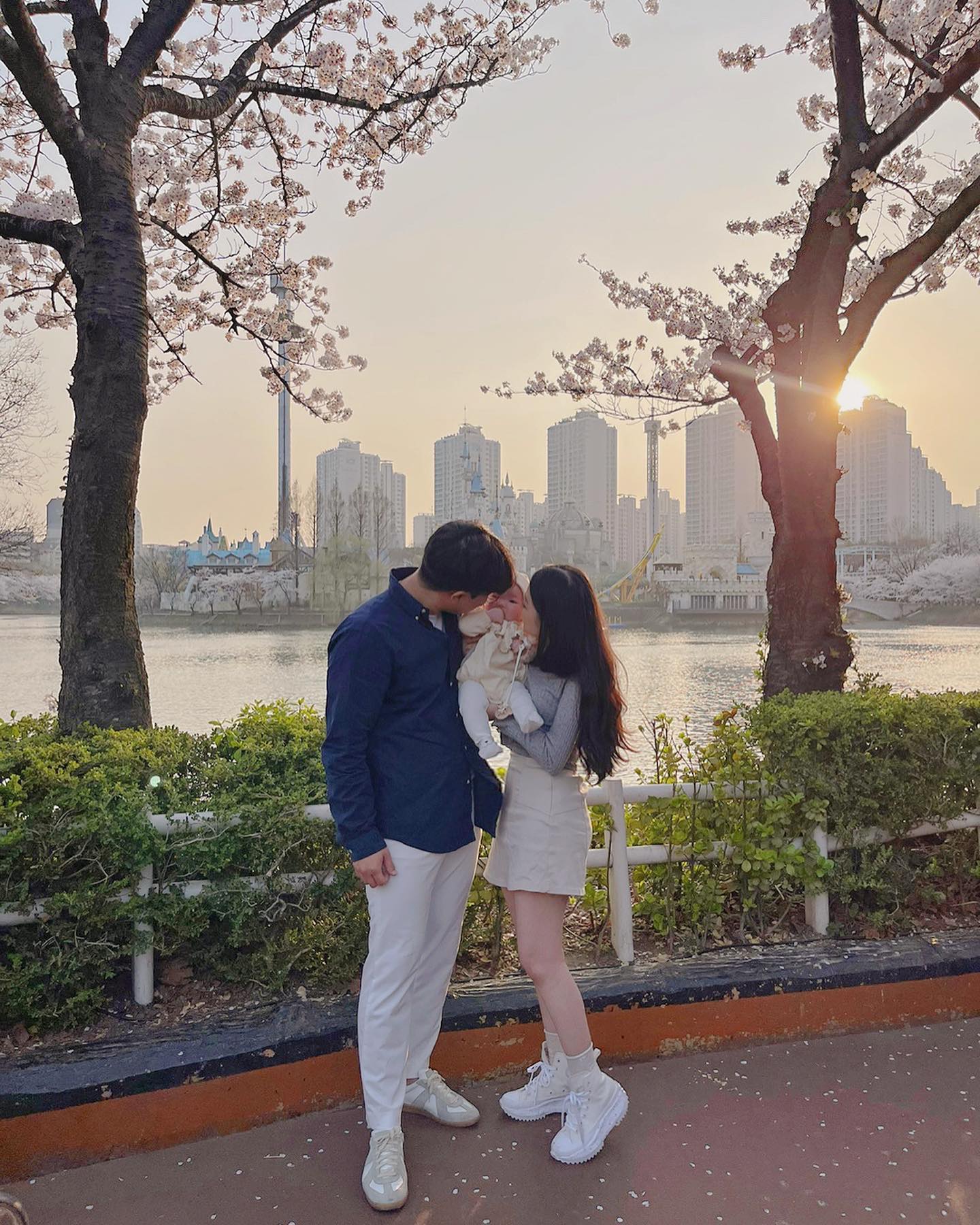 밖에서 셋이서 찍은 사진은 처음같은 느낌,,🌸 만족 ‎ت ෆ