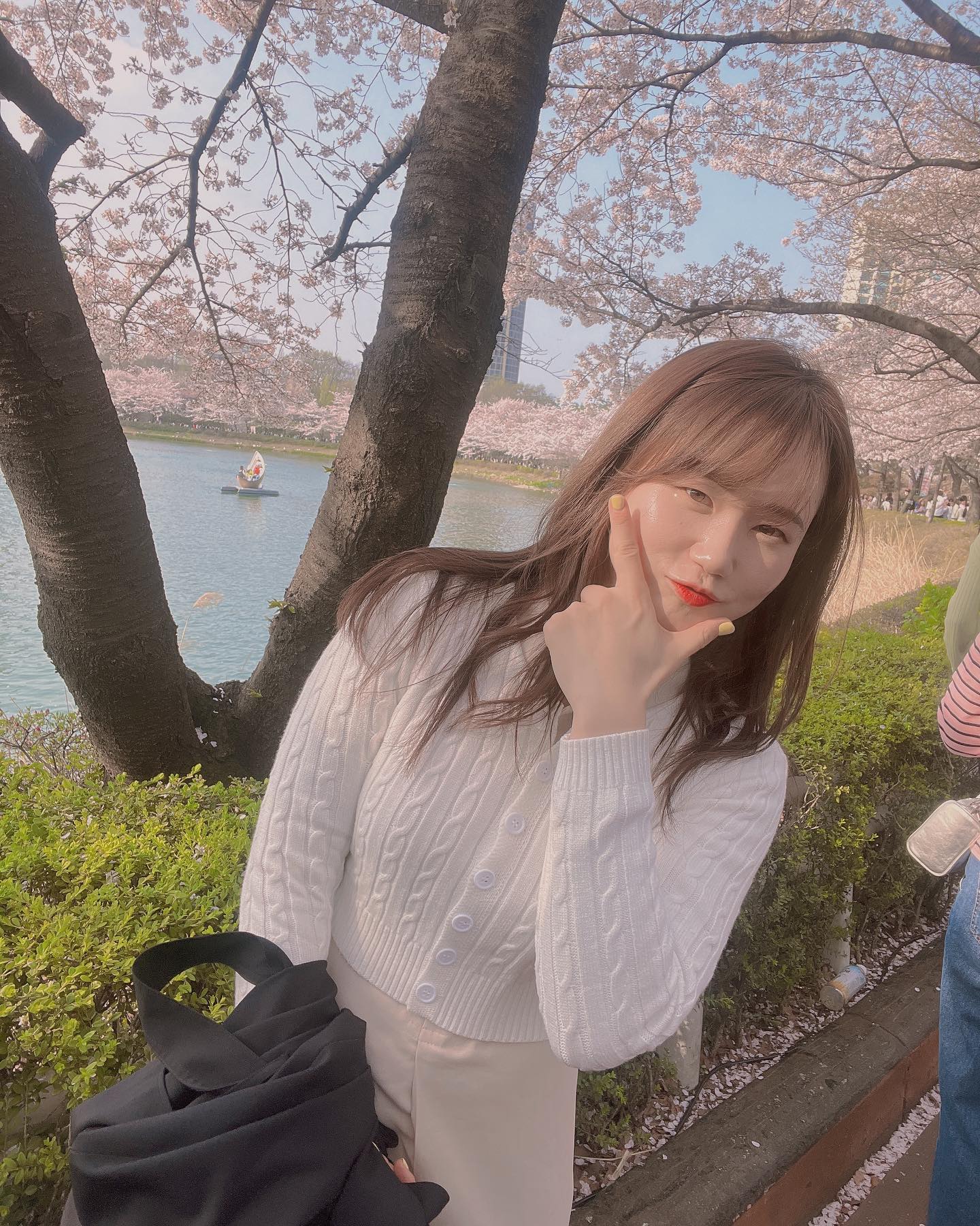 낮부터 밤까지 완벽한 벚꽃시즌❤️🌸❤️

올해는 서울에서 소울메이트랑 함께😆😆

석촌호수 너무 오랜만~💛
1년을 기다려온 내가 가장 좋아하는 벚꽃🌸 알차게 즐겨보기👍🏻

다음주도 기대해봄미다🌸💜🌸

#쏭스타그램 #셀스타그램 #석촌호수벚꽃 #석촌호수 #서울벚꽃명소 #석촌호수공원 #소울메이트랑 #벚꽃구경 #selfie #selca #데이트 #웨이팅길어서맛집포기함 #cherryblossom #벚꽃구경 #벚꽃시즌