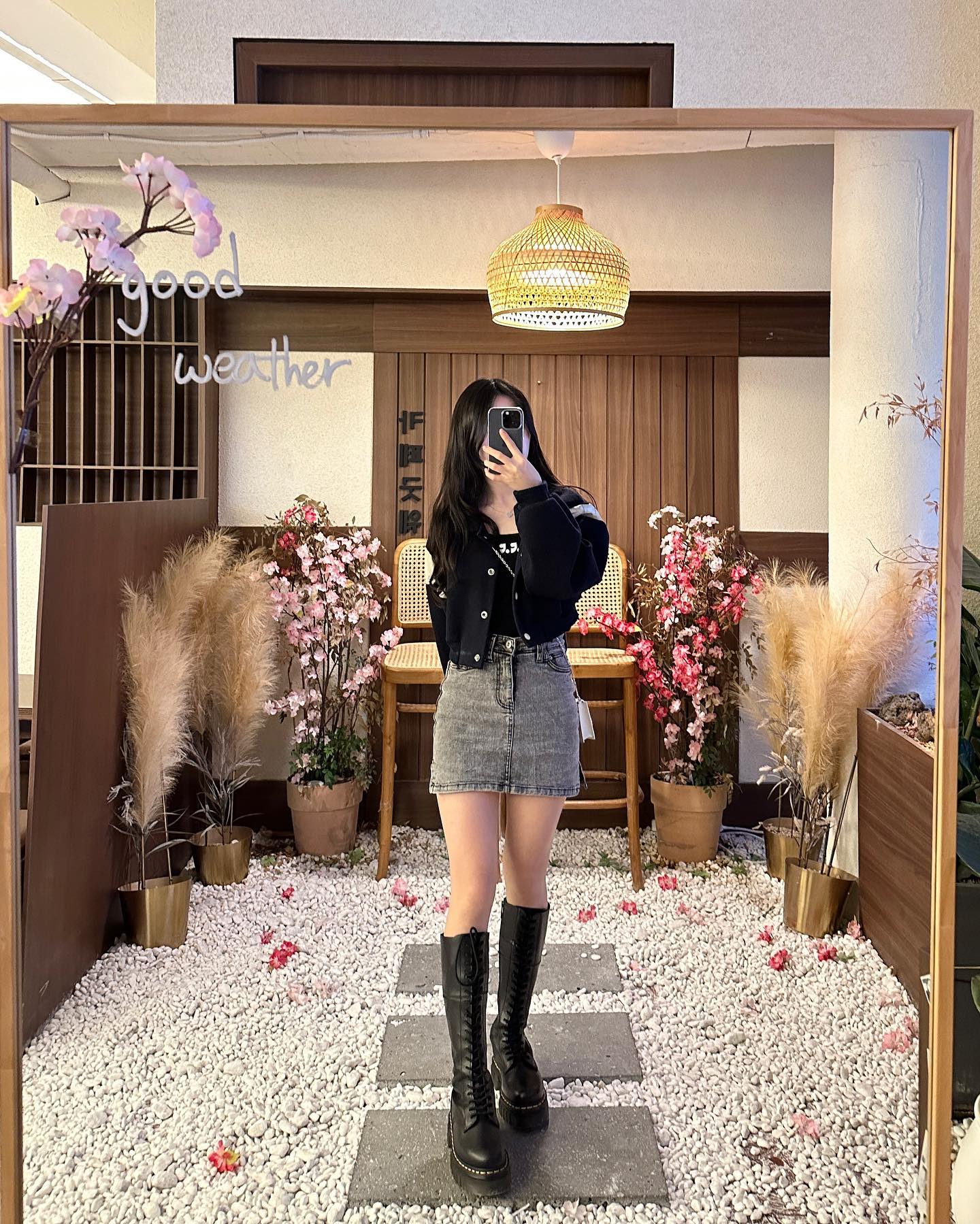 오랜만에 힙하게 코디🖤
요즘 핫한 크롭 바시티 자켓 + 흑청치마 입고 엄마랑 데이트하고 왔지요٩(ˊᗜˋ)و 
.
근데 올해는 유독 벚꽃이 일찍 피는 것 같은데요?🤔