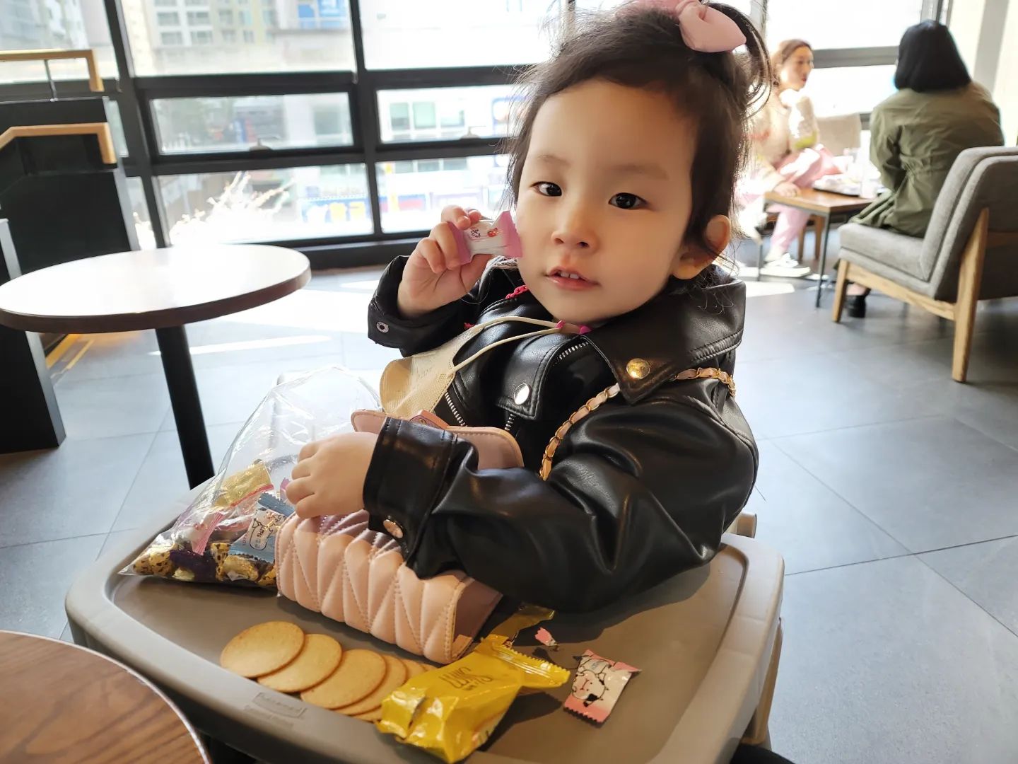 금요일 하원후에  스벅데이트
사진찍으라고 포즈취해주는 딸래미♡