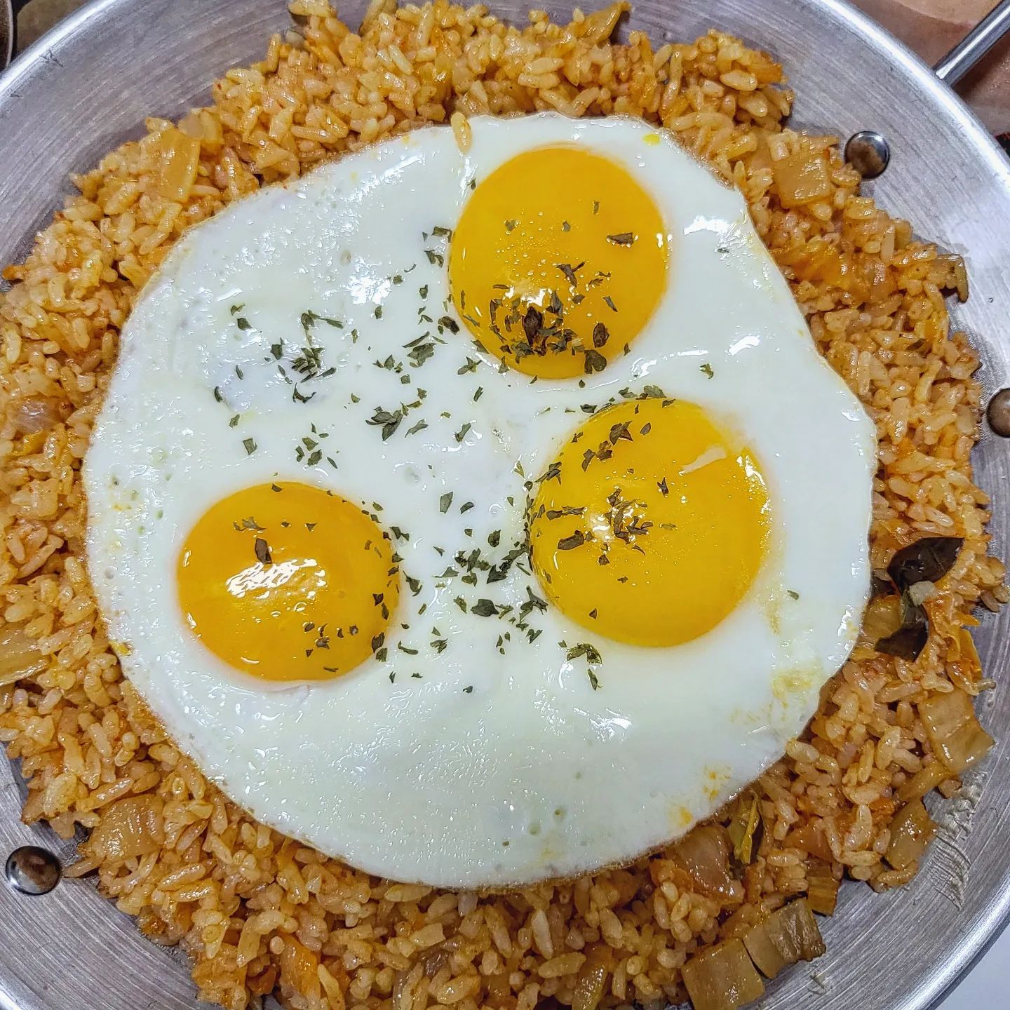 #협찬 김치볶음밥엔 계란후라이 반숙🍳 

김치볶음밥에 맥주조합 아는 솨람~~~~🙋‍♀️ 

렌지에도 조리 가능하고 기름둘러 볶아먹으면 더 고소하고😎 

고슬고슬한 밥에 김치도 많이 들어 있고 간도 딱 맞아서 노른자 톡 터트려 먹으면 간단하고 푸짐하게 한끼 완성💯 

남은 한봉지는 김밥김에 올리고 불닭소스 한줄 뿌려서 치즈넣어 먹으면 미친맛일 듯..🫶 

https://smartstore.naver.com/sunsunara1/products/5466020087 

#순수나라 #순수본가 #하담 #하담볶음밥 #볶음밥 #간편식 #집밥 #아침메뉴 #맛스타그램