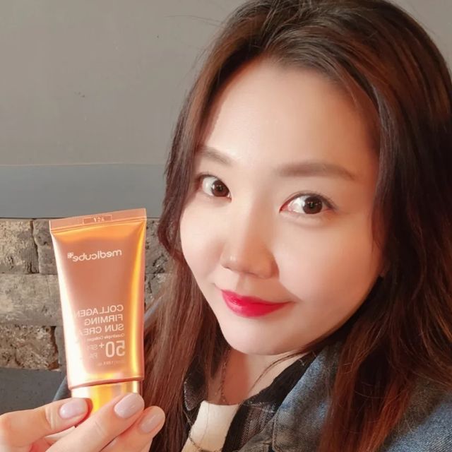 여행하는 술꾼언니💋 on Instagram: "#광고 

이제 좋은 화장품인거 다아는 메디큐브에서 선크림이 리뉴얼되서 나왔는데 톤업효과에 콜라겐까지!
제대로 강력해진 기능으로 업그레이드 됐어요^^ 

피치빛도는 물광톤업! 
선크림하나로도 충분히 꾸안꾸 외출가능해졌어요 

거기에 콜라겐까지! 피부영양까지 생각하는 선크림이래용 

전 첫번째로 눈안따가운 선크림이 젤 좋은데요
무기자차 유기자차 혼합자차로 만든 저자극 제품이라 그런지 순하고 좋았어요! 

날도 풀린 요즘 화사한 선크림바르고 꽃구경다녀오세요^^

#메디큐브#메디큐브콜라겐톤업선크림#메디큐브물광톤업선크림#메디큐브선크림#선크림추천#물광선크림#물광톤업선크림#톤업선크림#콜라겐선크림#medicube#AD#@medicube_korea"
