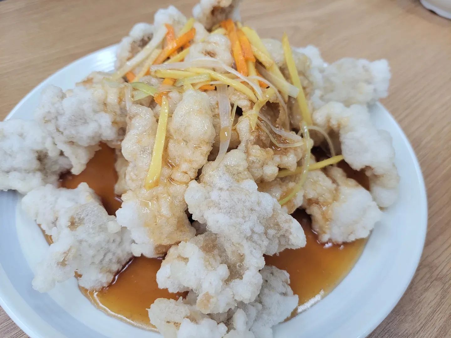 #이수맛집 

얼마전에 다녀온
이수역에(좀 걸어야함) 위치한
#홍콩참치만두

외관은 굉장히 인력사무실... 같이 생겼는데요 내부는 엄청 깔끔하고 메뉴가 꽤 다양했어요

참치만두 먹으러가서 이것저것 시켰는데
참치만두도 괜찮았지만
저는
#건두부고추볶음
#옥수수국수 가 짱짱👍

부담스럽지 않고 적당히 자극적인 볶음과
마라탕의 옥수수면과 달리 쫄면 식감을 유지하는 국수!! 
국수 생각난다😗

허영만 선생님의 식객에도 나오고 크리에이터 히밥 방송에도 나왔다고해요

사장님이 친절+TMT 셔서 우리끼리 얘기하고 있어도 다 알려(?)주시고 좋아요

주차도 되고 저녁에는 엄청 사람 많다고 하니 점심 도전 추천드립니다

배터지게 먹고 #디저트 는 #백미당 ~~

#이수역 #맛스타그램 #직장인점심 #홍콩음식 #식객 #히밥 #만두 #먹스타그램 #아이스크림 #디저트스타그램 #일상 #오늘뭐먹지