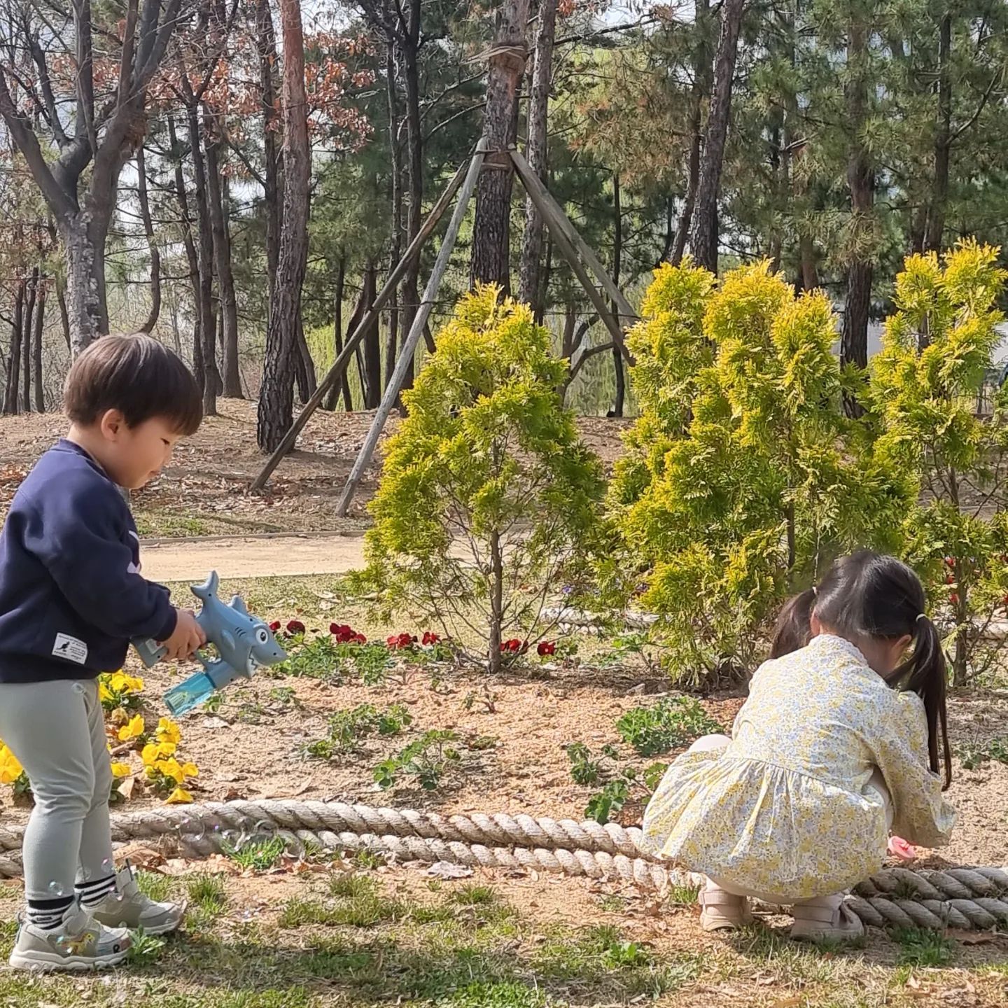 날씨 좋아서 공원나들이🙂
놀다가 로이신발 찍찍이 떨어져서
아울렛 들러서 신발도 사구
(아들은 신발도 한시즌을 못버팀..)
저녁까지 해결하고🤭
#송이로이#해돋이공원#송현아#주말나들이