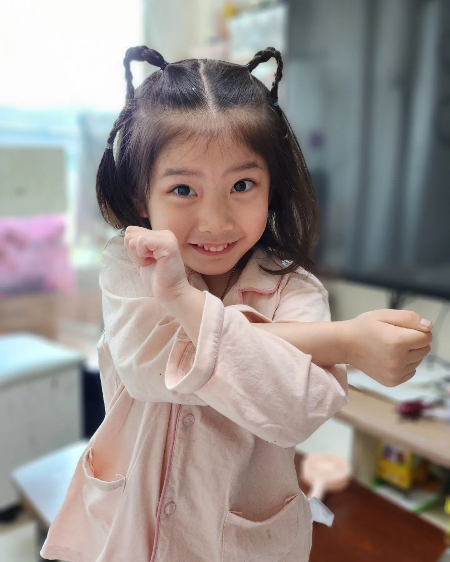 엄마랑 둘이서, 오늘은 집콕 :) 🩷
클레이를 하도 만져서 손을 씻어도 손톱이 검정색.......

#주말일상 #육아맘 #6세딸 #개딸 #비타민충전
