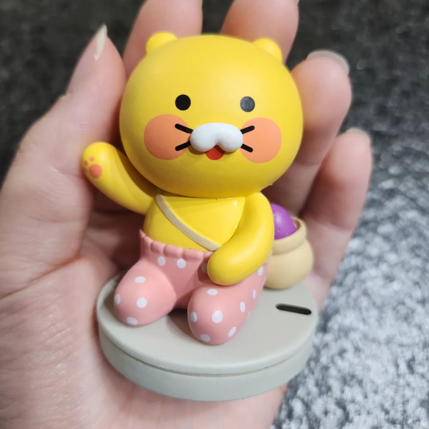 저번에 부산에서 재미지게 논
두 오라버니가 내 선물 사올줄은
몰랐다...
엊그제 만나서 스으윽 주는데?!!
세상에 선물이 다 내취향이었당
그래두 사람이 두명이니
나눠서 올리기로 했다ㅋㅋㅋ
춘시기이이이잉 피규어 넘 기여븜
우편에 편지까지 써서 줄줄이야ㅋㅋ
갬동이여~ 
볼펜이랑 포토카드, 벳지까지 
느므 고마버유~

#기념 #선물 #춘식이 #우편
#편지 #볼펜 #벳지 #예쁨
#귀여움 #고마워 #맘에쏙
#들어 #쉼총사 #뽀에버