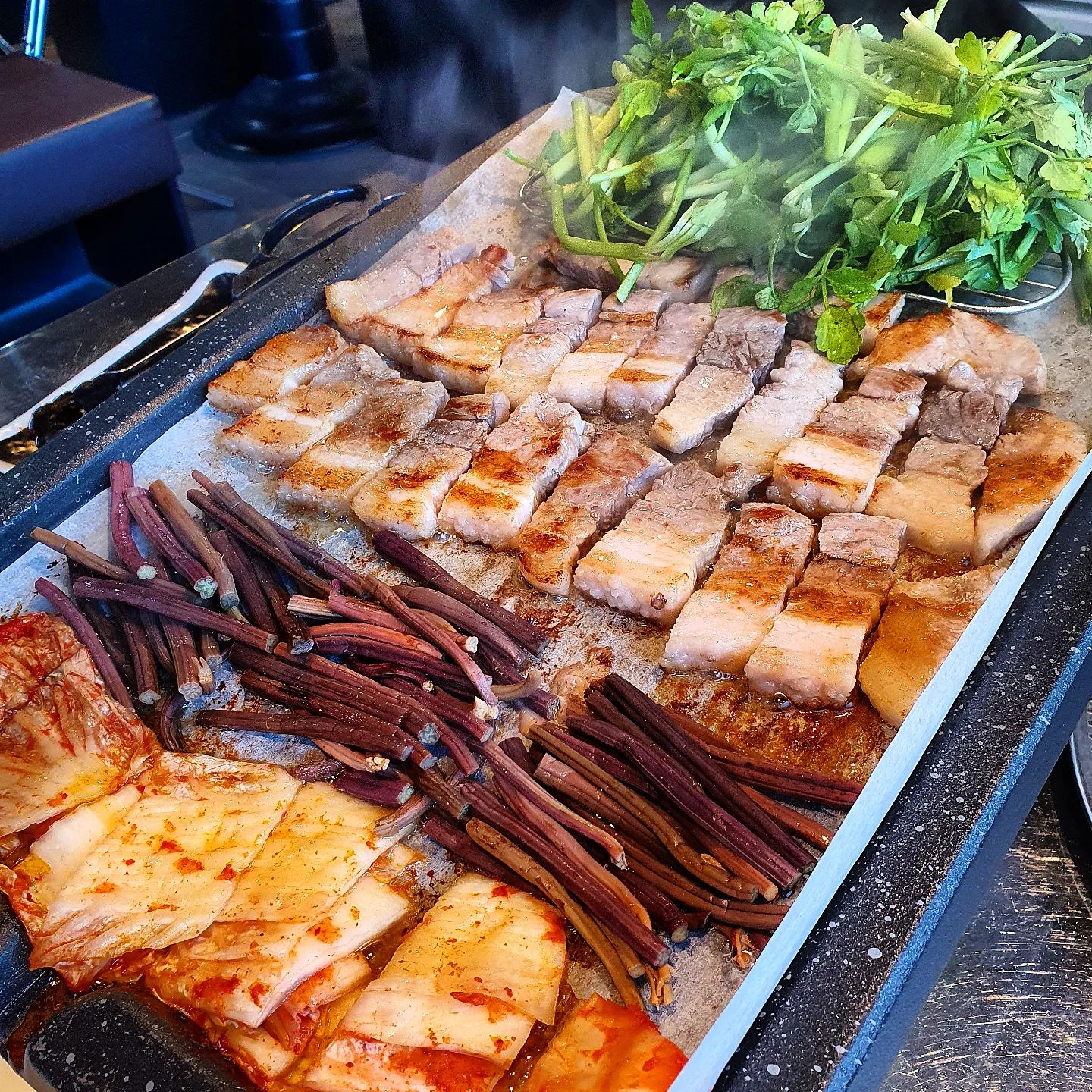 #오목교맛집 #나리집 #오목교삼겹살 

오목교역 바로 앞에 있는 #미나리삼겹살 가게!! 치팅데이 때 친구랑 둘이서 먹고 왔다🍴 
다이어트하면서 배가 줄었는지 둘이서 삼겹살 2인분 먹고 볶음밥 먹고 더 못먹음🥲 원래 더 먹는데 슬프면서 좋음 ^__^,,

미나리 또는 고사리랑 삼겹살 해서 먹으면 완전 맛도리 ,,, 고사리 미나리 무한리필이라 맘껏 먹을 수 있다😃 고기 질도 너무 좋고 하이볼도 너무 예쁘고 맛있고,, 넘넘 좋았다☺️

오랜만에 만난 친구랑 같이 먹는 삼겹살,,, 너무 좋았음 진짜!!

#오목교역맛집 #목동맛집 #삼겹살맛집 #삼겹살 #서울맛집 #맛스타그램 #먹스타그램 #먹스타맞팔 #맛집탐방 #맛집추천 #맛집스타그램 #foodstagram #koreanfood #좋아요 #좋아요그램 #좋반해요 #좋아요반사 #먹스타맞팔환영 #f4f