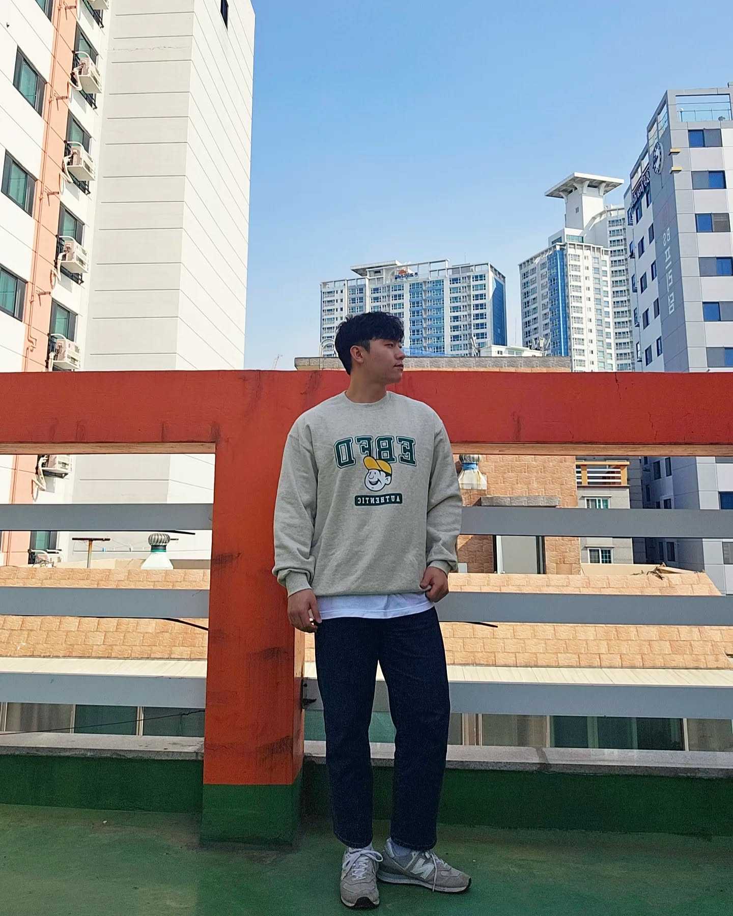 날이 너무 좋아지는중~
.
.
.
.
.
상의 : 이벳필드
이너 : 프린트스타
하의 : 드로우핏
신발 : 뉴발란스