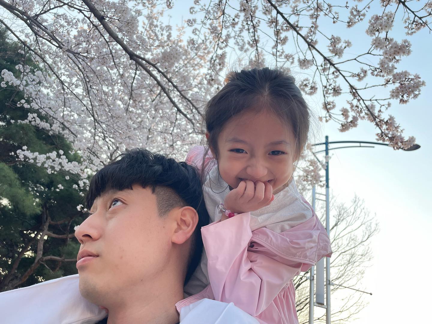 봄의 시작은 역시 벚꽃🌸

아린이랑 봄맞이 삥꾸삥꾸 커플룩입고 
꽃구경 다녀왔오요💓

아빠가 분명 열심히 찾은
벚꽃명소라고 했는데..
왜이렇게 휑한거같지?😂😂

조금 엉성한 감은 있었지만ㅋㅋ

어짜피 꽃은 핑계고 
아린이리안이와 즐거운하루
보내는게 찐목적이었으니
성공적이었던걸로~😜🤣

리안이는 잠이들어 사진은 못남겼지만
좋은 추억으로 기억에 남겨주길🫧
