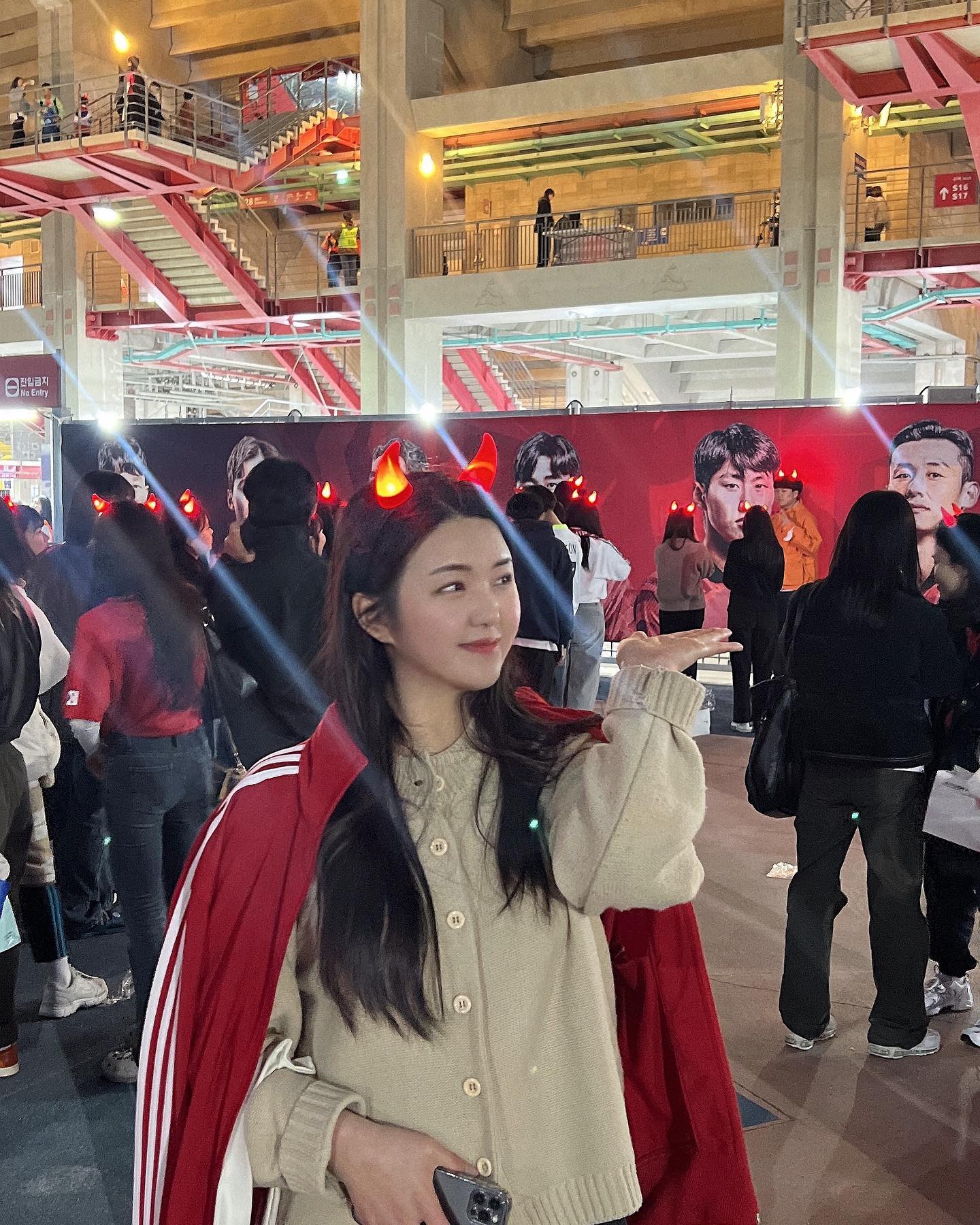 비켜주세여ㅠ 우리 강인이 가리잖아요😭