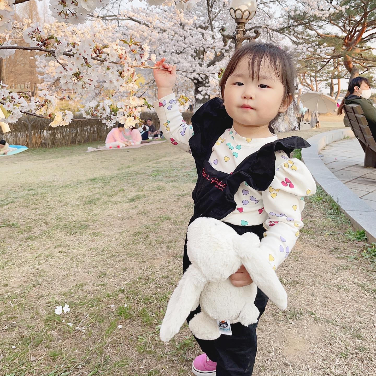 .
.
🌸769일 홍라율❤️

태어나 두번째 벚꽃 구경🌸
작년에는 몬지 모르고 넘어가고
올해는 꽃이 이뿌다며 뽀뽀도 하고
참 빠르다 시간이..
뒤뚱뒤뚱 걷던 첫 걸음이 이제는 뛰어다니니 ㅎㅎ 
이쁘게 건강하게 크자 우리딸❤️
내년에는 엄마의 소망 넷이 함께 이길..ㅋㅋ😅😅😅

.
#아기모델 
#귀여운아기 
#벚꽃 #모델