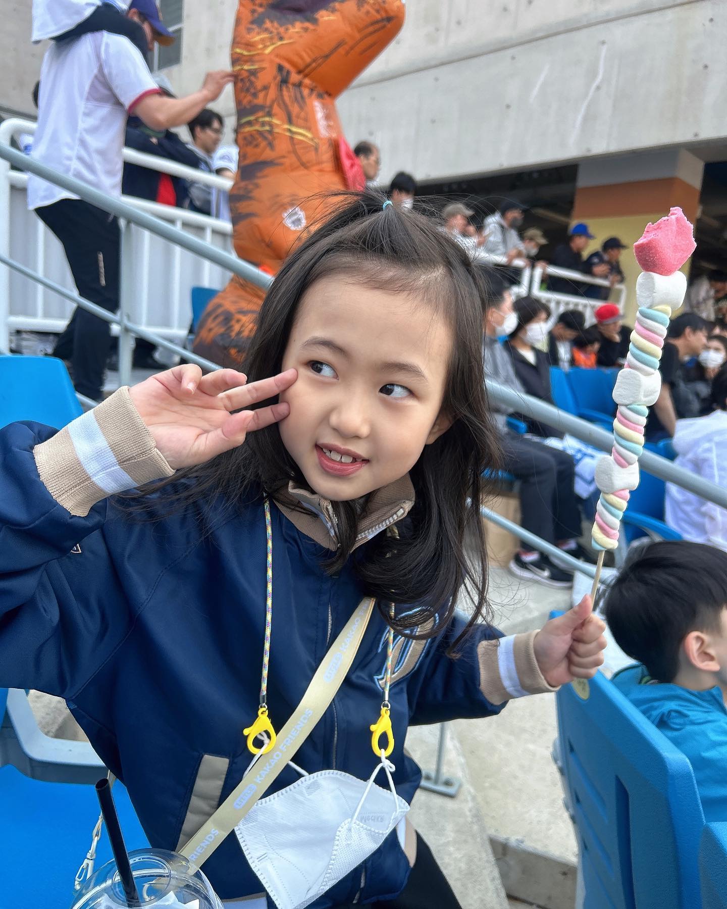 #2023프로야구

대구라이온즈파크 원정경기 급 와따는😊
아침부터 부랴부랴 챙겨와서는
주차장이 헬이라는걸 모르고가서 왕복5키로 걷고,
1루라고 해서 괜찮을줄 알았다니
동서남북 다 홈팬들, 계속 눈치줬지만 꿋꿋했는데
6대0에서 6대8로 져도 그래도 좋았던 이유🧡

우리 진이가 너무 즐겁게 야구를 보고
응원해서 의미있었던 오늘 하루
7회초 끝나고 나오길 잘한 하루였다고 한다🙏🏻

#엔씨다이노스#nc다이노스
#ncdonos#원정경기#삼성라이온즈
#대구라이온즈파크#엔린이#찌니16