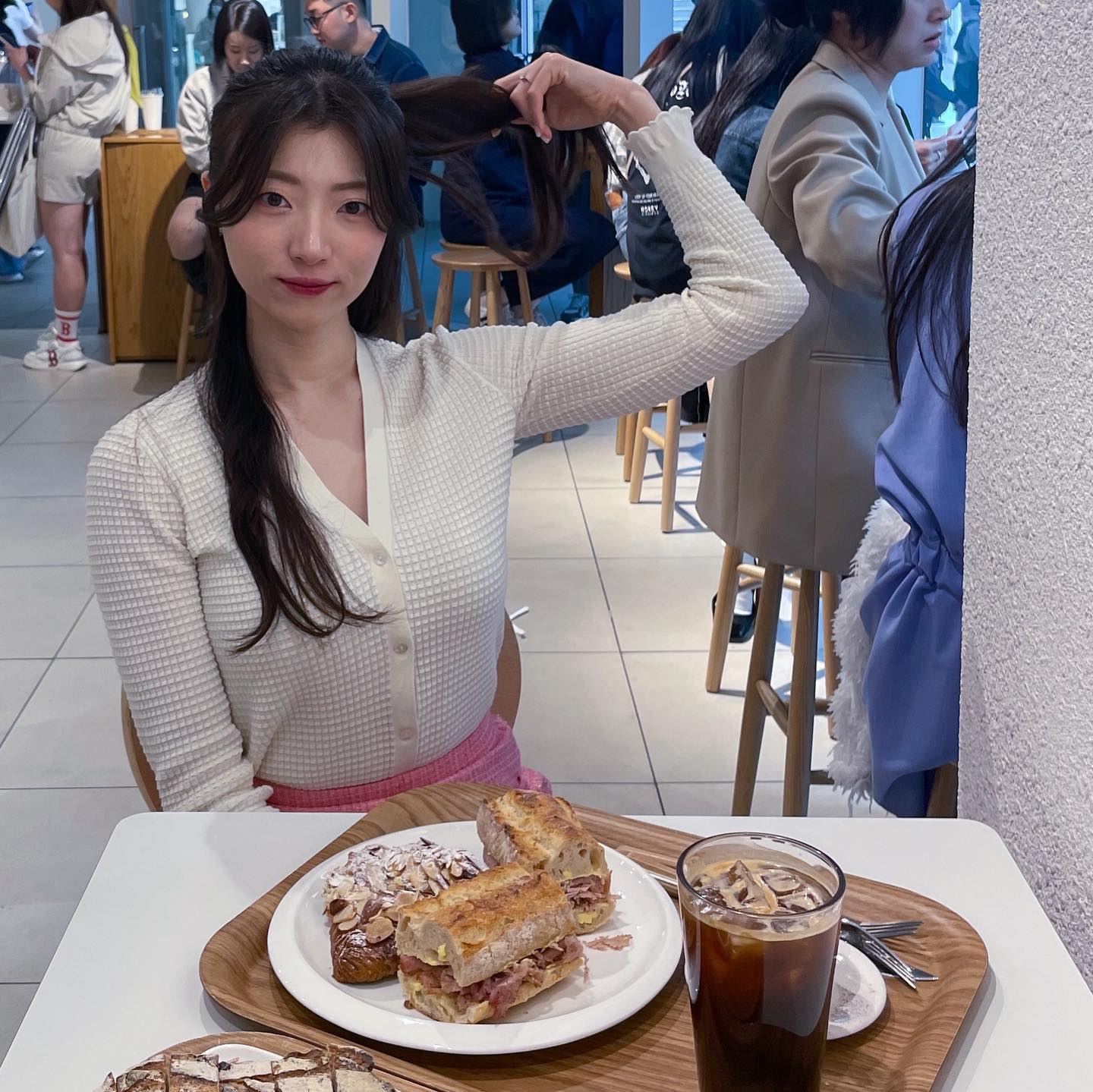 서울숲 아방베이커리 💓💓

우연하게 포장해서 먹었던 빵이 계속 생각나서 또 방문!!

☕️ 매장 이용하려면 무조건 1인 1음료 주문은 필수! 

우리는 에스프레소 쇼콜라 & 아아로 주문

에스프레소 위에 초콜렛 파우더가 뿌려져 있는데 다른곳에서 먹는 에스프레소보다 조금 더 씁쓸해서 나는 한입 먹고 포기 🥲

🍞오후 2:30 방문했는데 솔드아웃이 너무 많았지만 다행히도 내가 먹고싶었던 

🥖무화과대추야자호밀빵은 남아있어서 잽싸게 구매!! 🤤🤤

🥐 오늘 또 맛있게 먹은 아몬드크루아상 

취저💓💓 다음에 또 가야징