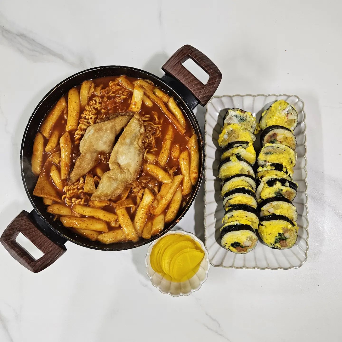 날씨가 너무 좋은 봄이에요🩷
주말이 더 바쁜 우린 나들이는 못가지만 김밥계란물 묻혀 지글지글 구워
#은사떡볶이 에서 주신 즉석 떡볶이와 함께 냠냠 먹었어요😊
감자사리 라면사리까지 구성물이 너무 알차서 떡볶이 먹는데 배터질일이냐구요🤣
맵기도 인위적이지 않는 맛있는 매운맛이라 막 땡겨요🌶

5살아들도 물에 씻어달라해서 씻어줬더니 씁하- 씁하- 하면서 얼마나 잘먹던지ㅎㅎ

🎁Thanks to 
weggle_official esjholdings