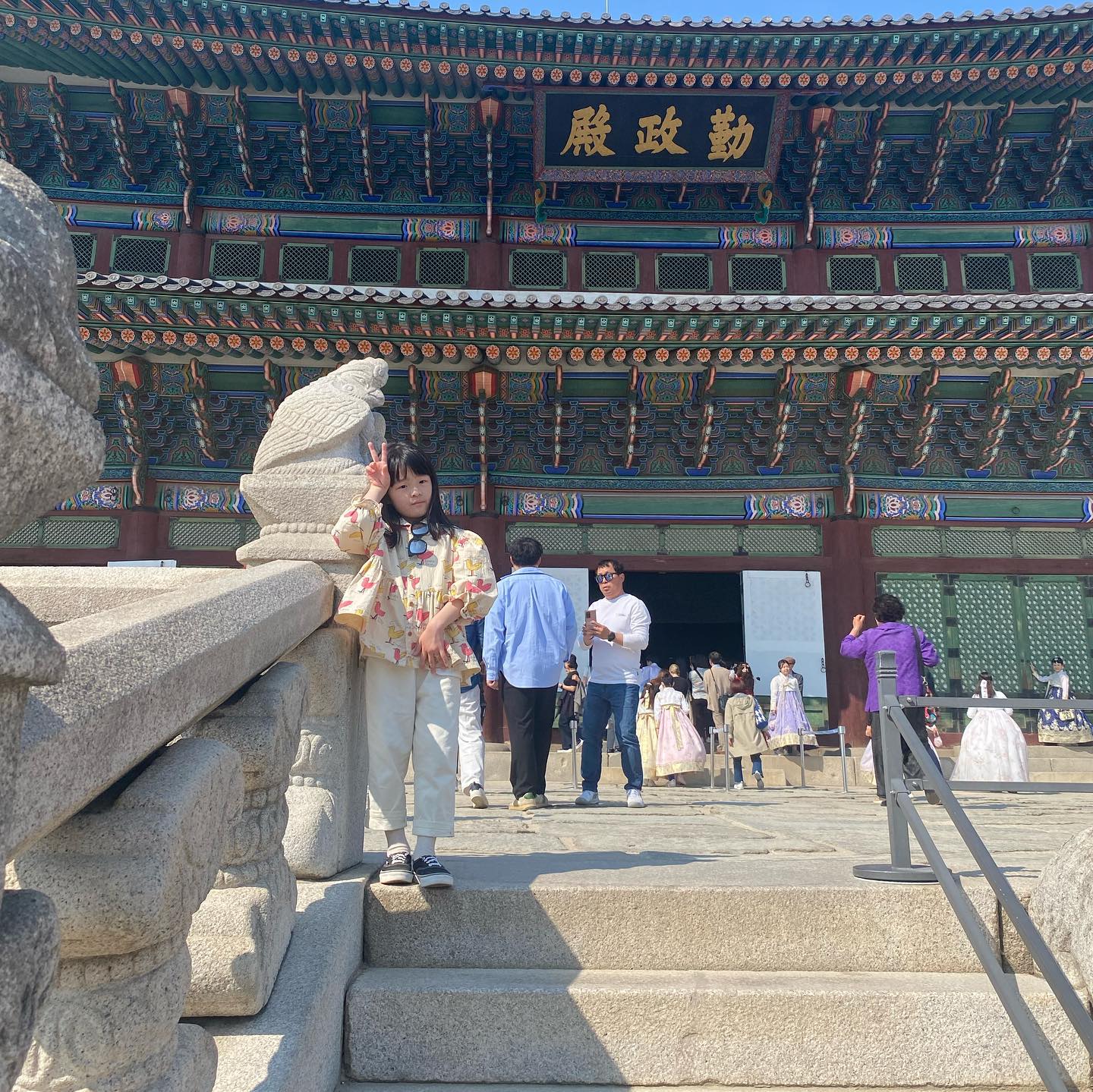 _
그라운드시소 서촌 바로 옆 경복궁
서울 나간김에😆 경복궁 관람
가이드 시간 잘 맞아 운좋게 처음부터 마지막까지 설명 잘 들었습니다
담엔 한복챙겨가기로 하리랑 약속
.
.
.
#경복궁 #광화문 #경복궁투어 #경복궁가이드 #근정전 #경회루 #사정전 #교태전 #딸과데이트 #경복궁데이트 #이하리 #이하리사랑해 #딸스타그램 #딸바보 #귀여워 #이뻐 #내딸최고 #비글딸 #애스타그램 #육아스타그램 #육아소통 #송도맘 #16년생 #10월생 #20161014