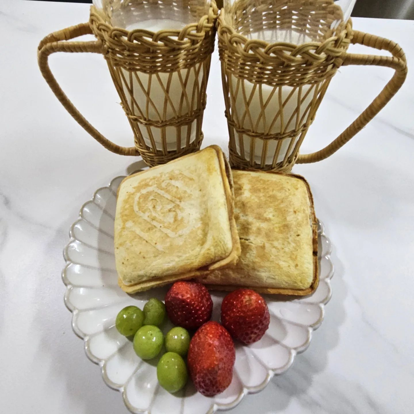 아침에 먹었던 담또담 토스트
오늘 너무 바빠서 이제야 올리네요😊
주말은 특히 더 바쁜터라 굶어가면서 일하는 우리 쀼🥲
아침에 요렇게 간단하면서도 든든한 토스트 하나면 하루시작이 얼마나 든든한데요
속이 엄청나게 알차 하나먹으면 든든-!!

전자렌지에3분만 돌려 먹어도 되지만
에어프라이어에 2분만 더 돌려 드세요
겉바속촉🩷

개별포장으로 너무나도 위생적이고 너무나 간편한 거기다 맛까지 보장하는 토스트😊

🎁thanks to
weggle_official hankki_joa