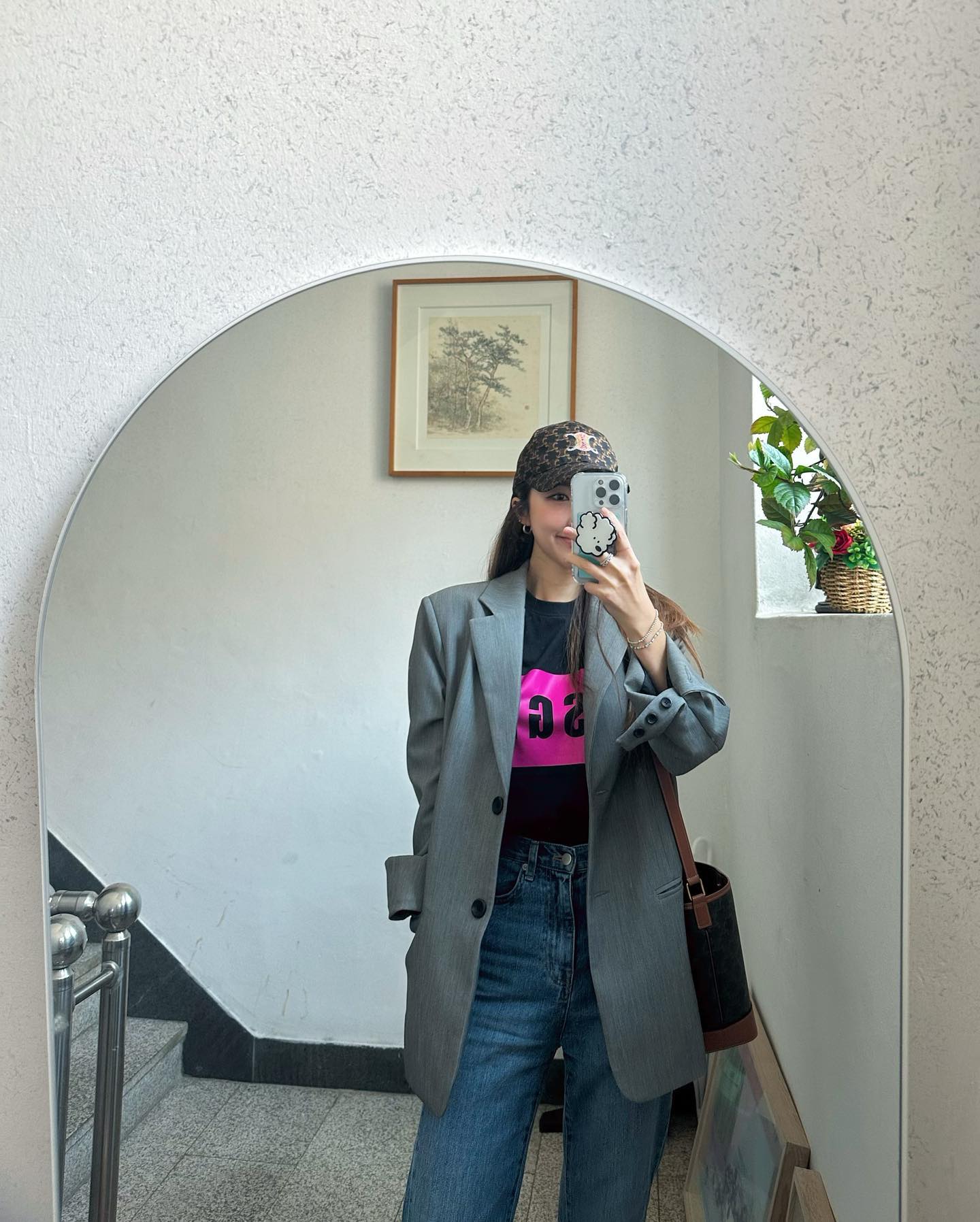 ღ
오랜만에 만난 모임🫶🏻 
날리는 벚꽃을 보며 술 한잔 캬아💗

9시간 수다 덕분에 기부니가 너무 좋고 힐링이 제대로 되어땁니다😌
우리 다음엔 완전체로 모이자그요♥️
.
.
#개엄마모임 #다음엔동생둘도가티🫶🏻