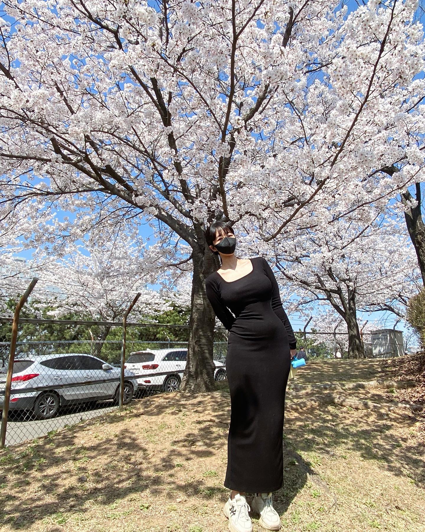 🌸용용이랑 첫 꽃개🌸

우리 개아덜래미는 꽃보다 풀이 좋아서🍀🌿
풀속으로 숨 참고 러부다이부

아침부터 오빠랑 돼지고기 김치찜 
배부르게 먹어서
숨 참아도 배나오길래
그냥 숨 쉬어..

오빠의 요리실력이 늘수록
내 몸무게도 늘어느러🥲
