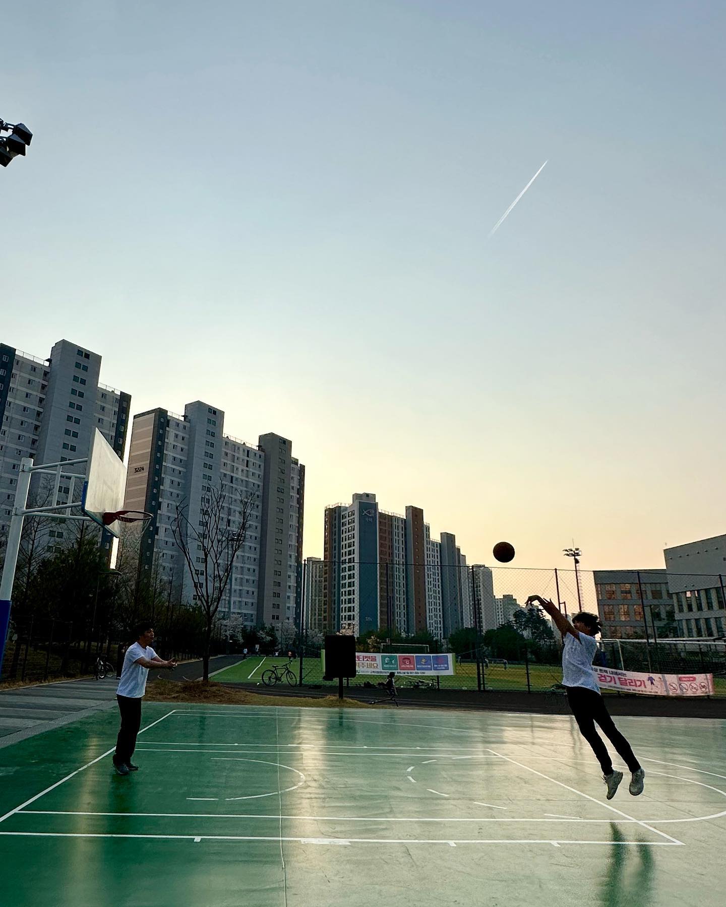 #많이큰우리아들
#아빠와대적하는큰아들
#과연누가이겼을까
#많이컸네
#아빠는지치고
#아들은쌩쌩하고
#날씨좋은봄날
#농구한바탕
#민돌이와나는 
#관전중