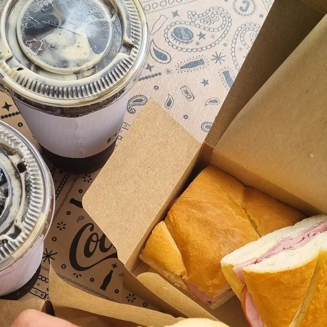 송유민 on Instagram: "로드샌드위치 올림픽점 . 늦은 점심. 고소하고 부드러운 바게트에 싱싱한 채소! 햄~~~ 🥪🥙 다크한 향에 부드러운 커피 한모금이면 세상 행복하지용! . 바게트가 존뜩하