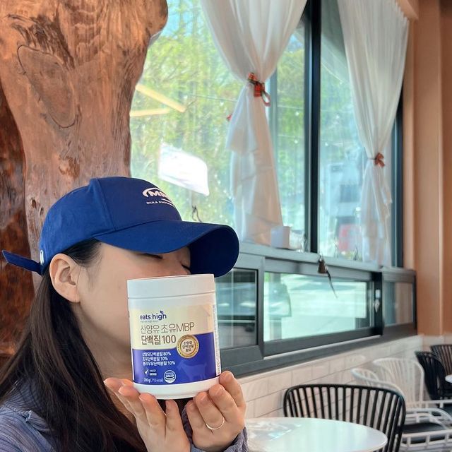 👑송공주🍑♥️ | 안양시 대표 빵댕이 공주 (a.k.a. 안빵공👸🏻‼️) on Instagram: "#광고

안뇨옹〰️ 겸댕동이 송공주 등장❤️👸🏻❤️ 일상생활에서 우리 몸에 꼭 필요한 단백질‼️“이츠하이 산양유 단백질”🐑

효능 좋은 산양유가 고함량이라구~? 
찬물에도 잘 풀리고 챙겨먹기 너무 간편해🥰‼️

구매는 아래 링크로~🥴❤️

🔽🔽🔽🔽🔽🔽🔽🔽🔽🔽

https://smartstore.naver.com/eatshigh/products/7019249827
.
.
.
.
.
#이츠하이#산양유단백질#산양유단백질분말#산양유단백질추천#산양유단백질분말추천#산양유단백질효능#산양유단백질파우더#산양유단백질후기#단백질#보충제"