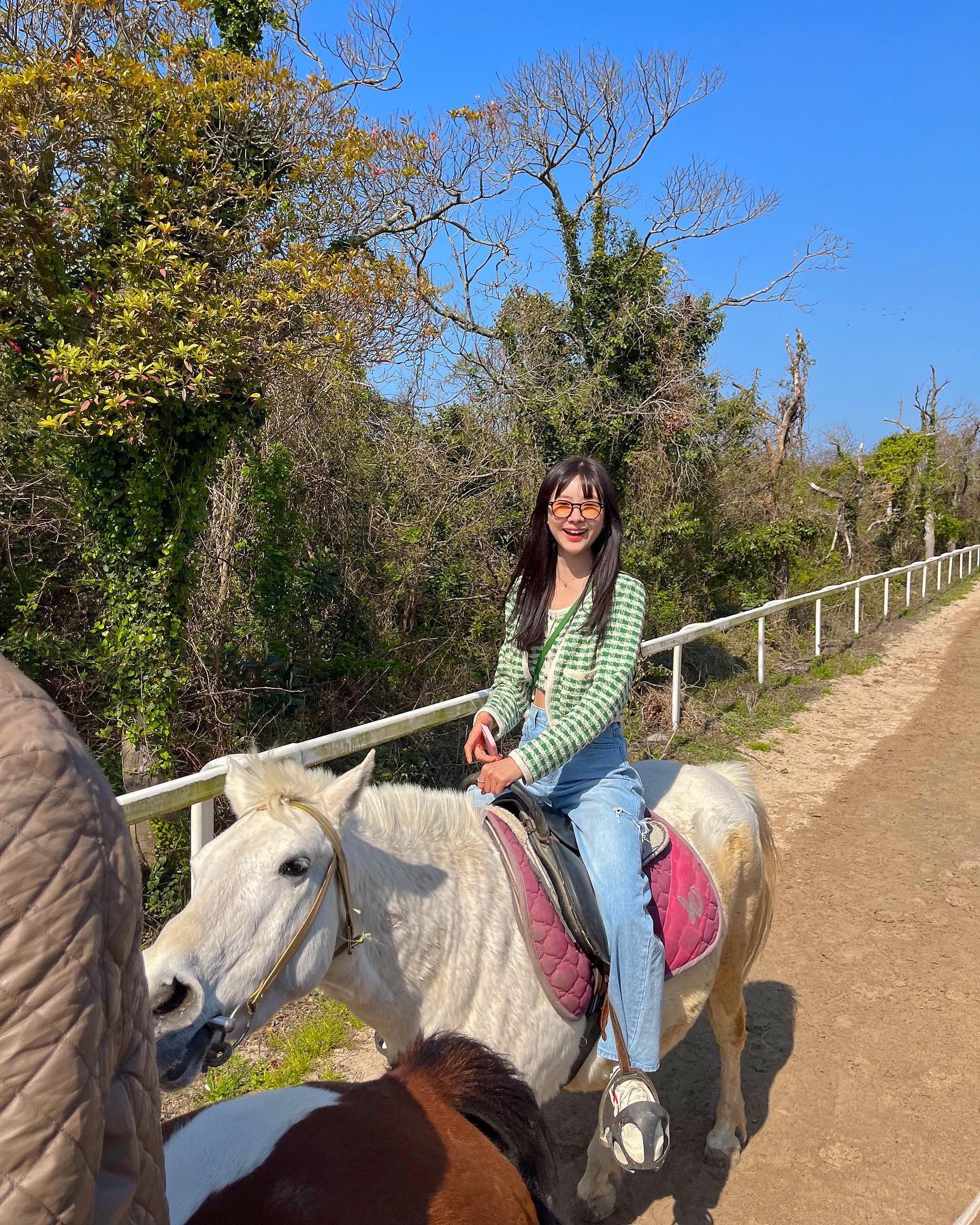 #협찬 생애 첫 말타기🐎

제주여행 이색체험으로 딱인 승마체험!
한번도 안타봐서 무서울줄 알았는데,
아이들도 탈 수 있을만큼 안전하고,
말들이 순하고 교육이 잘 되어 있었어요🐴

생애 첫 승마체험이라 단거리코스를 탔는데,
다음엔 더 길게 장거리코스로 타볼거에요!!

🌀브이패스 or 네이버예약 후 방문 추천
-단거리코스 (약 500m) 10,000원
-장거리코스 (약 1.4km) 21,500원
-현장구매보다 미리 예약해야 위 금액이에요!

체험 가격도 비싸지 않으니,
제주도 여행코스로 승마체험 어떠세요?

🏷#더마파크
▫️제주 제주시 한림읍 월림7길 155
▫️승마체험, 기마공연, 카트체험

#제주승마체험#제주더마파크#제주도승마
#브이패스#브이패스협찬#제주승마 
#제주도승마체험#구플_제주