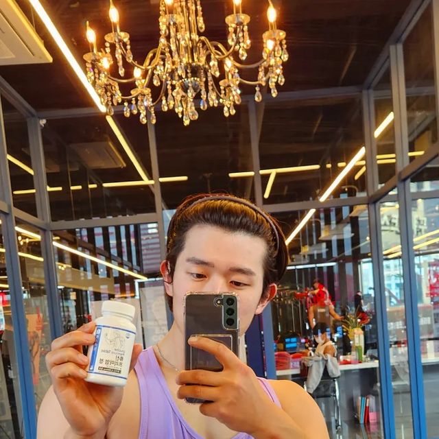 🇰🇷성민ㅣ𝐒𝐞𝐨𝐧𝐠𝐌𝐢𝐧 on Instagram: "#협찬 @unicommerce01 헬스더봄 류신타블렛 류신단백질 류신프리미엄정 60정 1병을 보내주셨습니다🫡 50대부터는 근육 감소세가 빨라지면서 근