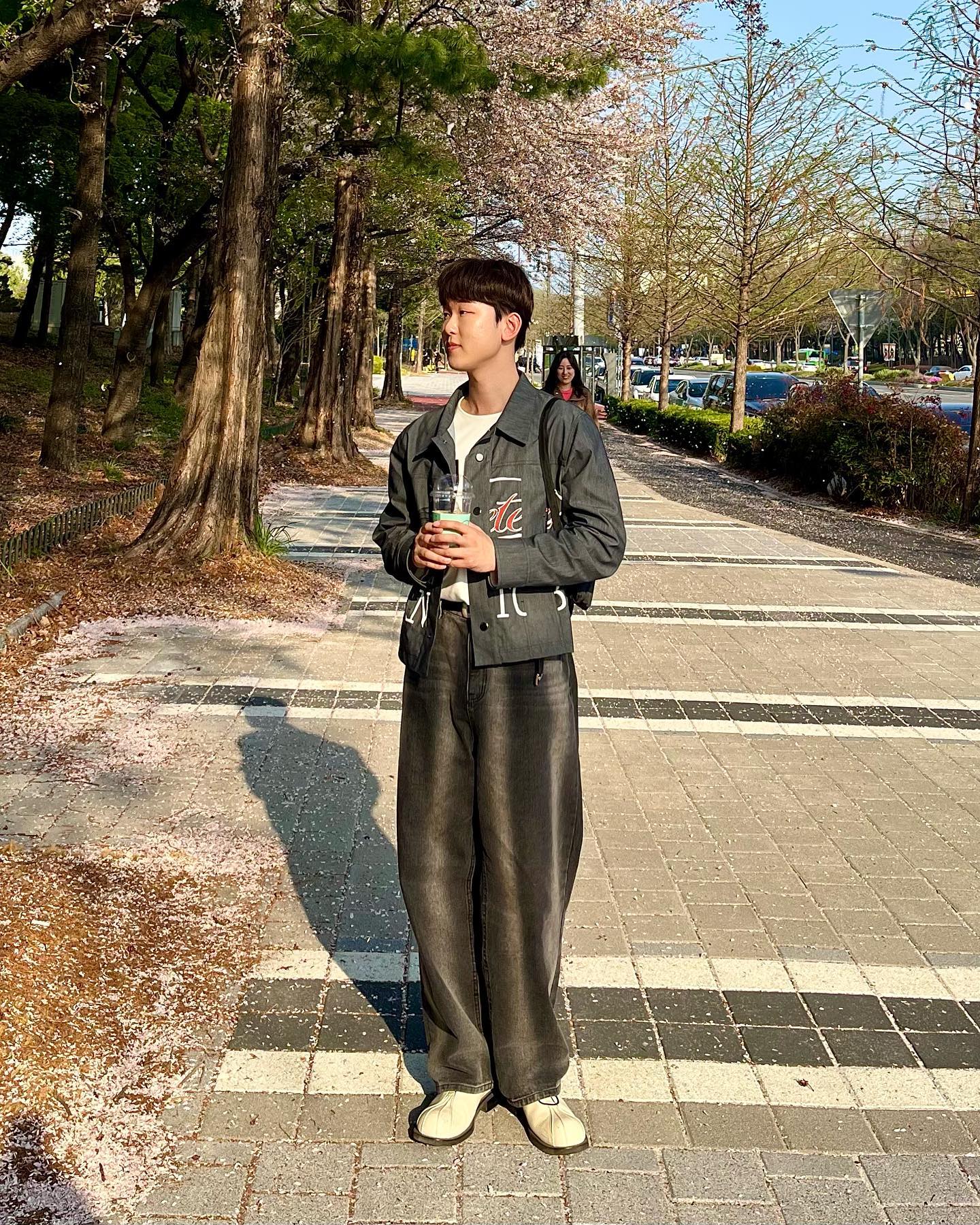 늦은 벚꽃 피드
구경도 늦어서 벚꽃이 다 졌었더랬죠...

top- musinsa standard
outer- etce
bottom- avandress #협찬 
shoes- romanticmove
.
.
.
.
#etce #나일론 #나일론자켓 #이티씨이 #이티씨이자켓 #무탠다드 #폰테티셔츠 #어반드레스 #흑청 #어반드레스데님 #워싱데님 #로맨틱무브 #더비슈즈 #아이보리더비 #화이트더비 #데일리룩 #dailylook #ootd #스트릿룩 #믹스매치 #레터링자켓
