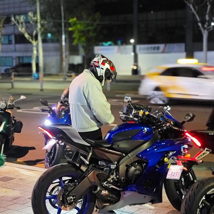 오랜만에 밤바리🔥
.
#밤바리 #바린이 #바생아 #바이크 #드라이브 #취미 #r6 #알식스 #모모랑 #카페 #l4l #f4f 
#motorcycle #bike #yamaha