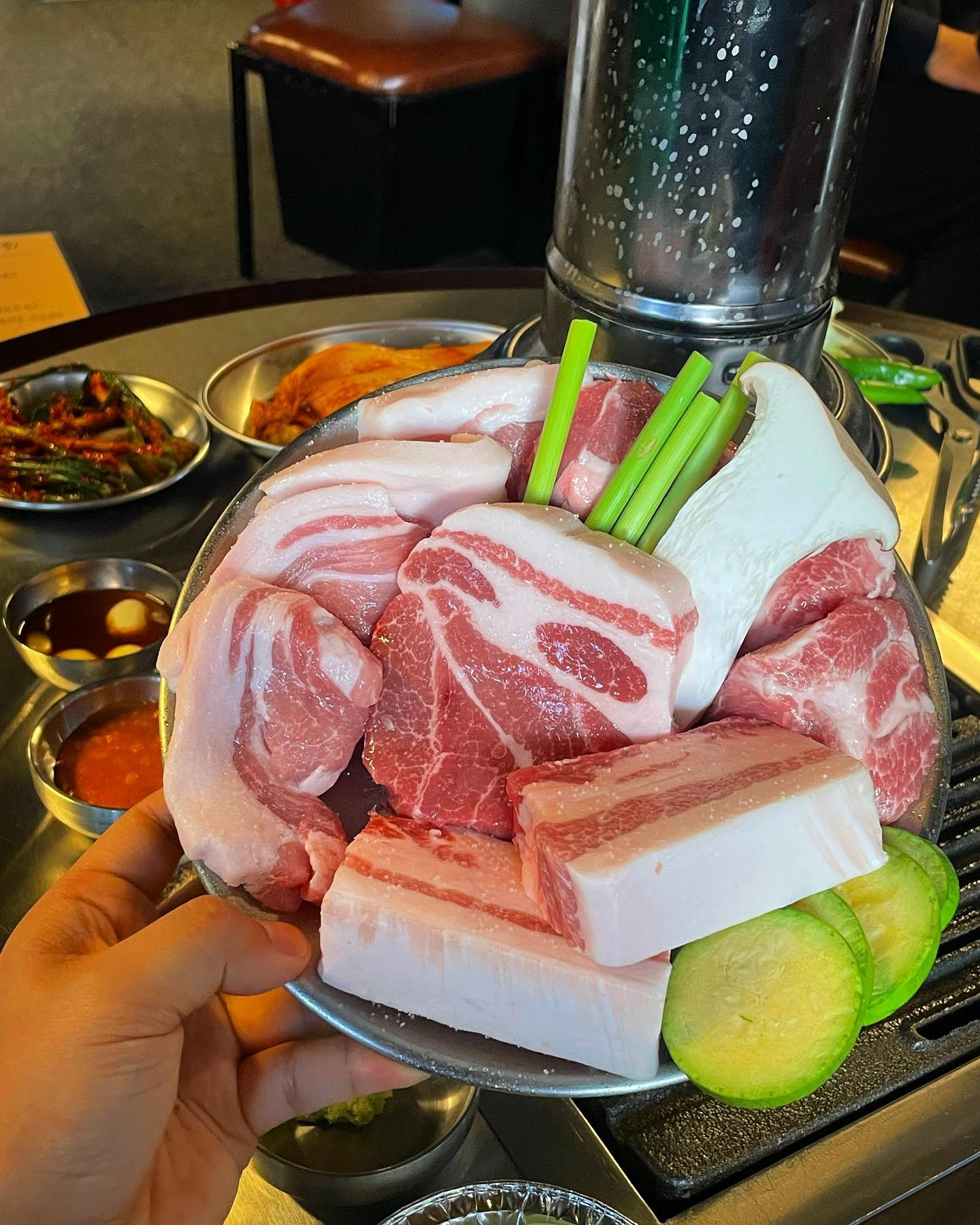#은평구맛집 #연신내맛집 #뭉텅

요즘 인스타 그 HOT 한 고기집 🥩‼️

아직까진 눈치게임 성공하면 웨이팅 안하지만 곧 웨이팅이 생길 것 같은 #고기맛집 이에용!

저는 뭉텅 주먹구이 中 시켰고,
목살, 삼겹살, 이겹살, 마늘쫑, 애호박, 버섯 이렇게 구성되어있어요.

21일 숙성한 국내산 돼지만 사용하고,
뭉텅뭉텅 두툼하게 썰어낸 고기가 비쥬얼부터 합격이였네요😋

고기와 환상궁합인 밑반찬들과, 추가로 주문한 시골 청국장은 필수로 먹어야할 만큼 고소하고 맛있었어요!(코박 식사 가능)

곳곳이 붙여있는 사자성어도 보였는,
肥肉大酒(비육대주) ; 살찐 고기와 맛좋은 술
안주가 훌륭하니 술이 술술 들어가더라구요~! 그래서 저도 오랜만에 소맥 마셨지유🍺

그릴모양 나게 꾸워서인지 맛도 한층 up된 기분이였고(feat. #고잘남), 한입 먹자마자 고기에 버터🧈맛이나는데? 할 정도로 역대급 고소함이였습니다!

새우소금, 와사비, 무쌈, 멜젖, 파김치  등 다양하게 맛볼 수 있으니 연신내에 들릴일 있으면 꼭 방문해보길 강추드립니다!

📍 서울 은평구 연서로29길 22 1층 
⏰ 16:00pm~23:00pm 
⭐️ 4.7(5) 재방문 의사 ⭕️

#메이_은평구맛집

#연신내술집 #은평구술집 #회식장소추천 #직장인맛집 #서울맛집 #삼겹살 #주먹고기 #맛집 #먹스타그램 #먹스타 #먹팔환영