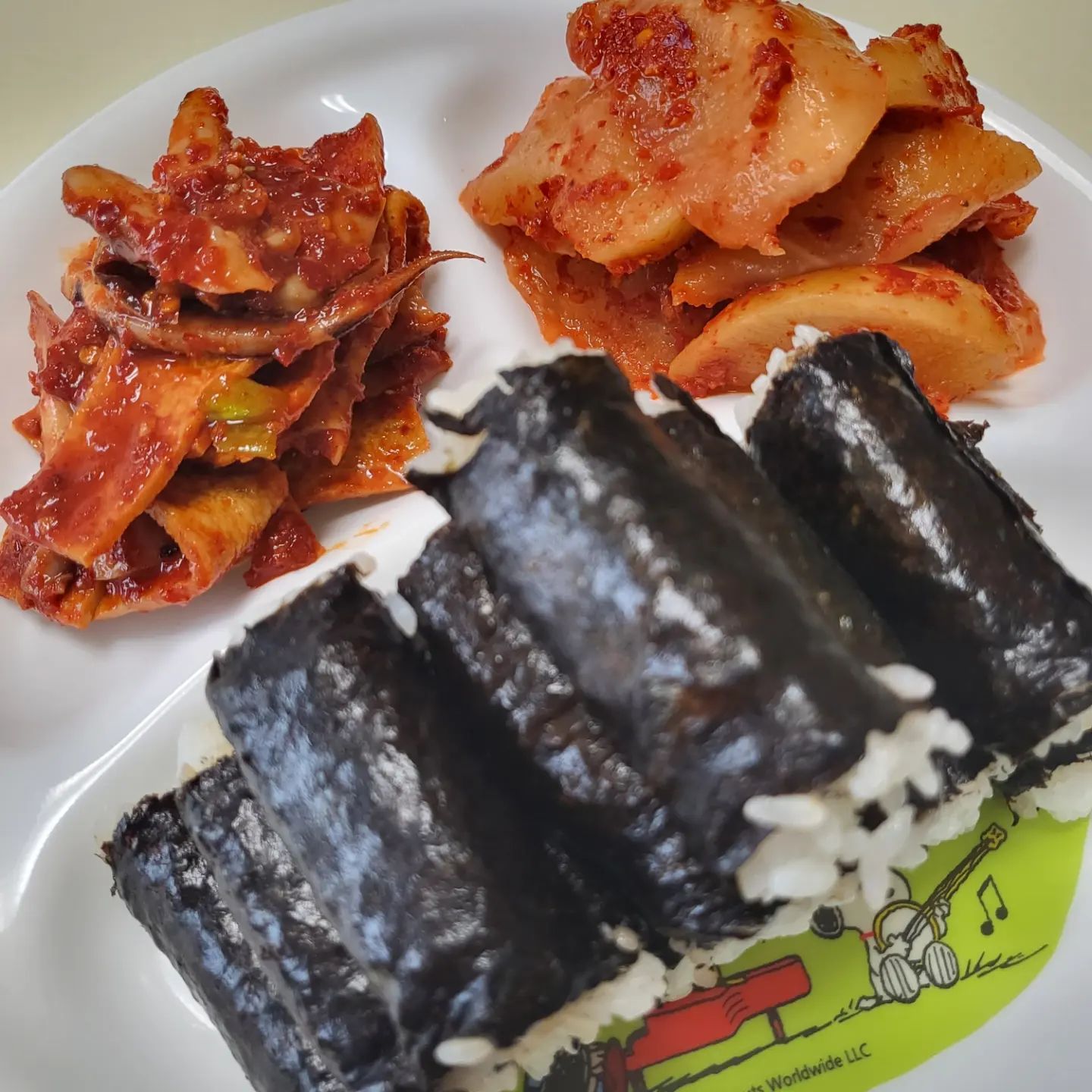 _  충무김밥.
통영에서 먹었던 충무김밥이 미친듯이 먹고 싶은데 멀어서 갈수는없고 😭 혹시나하는 마음에 검색해보니 택배하는곳 발견 💕 
생각보다 너무 느려서 잊을만하니 왔네요 😒 그래도 먹고싶었던거라 너무 맛있게 먹었으니 됐죠머 😆 
계란국만 대충 끓여서 냠냠 😋 😁 섞박지랑 오징어오뎅무침양이 엄청 많아서 너무 좋았어요 👍 👍 
결국 섞박지는 반이상 남은듯 😆 너무 간편하게 현지음식먹으니 기부니가 좋쿤요 😆 😆 제가 산곳은 네이버쇼핑 문화마당 충무김밥이란곳이였습니다.
비바람이 엄청나게 부는 오늘! ☔️ ⛈️ 다들 맛있는거 잘 챙겨드시고, 건강관리 잘해서 화팅합시다 🫶 🤟 

#충무김밥 #섞박지 #오뎅무침 #오징어무침 #택배 #내돈내산 #건강하게 #계란국 #후추 #톡톡 #문화마당 #비바람