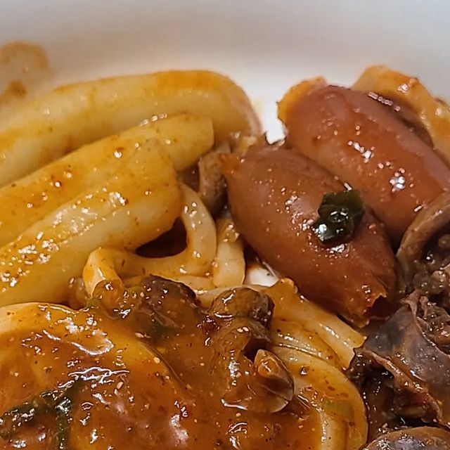 켄타 🦄 KᗴᑎԵᗩ 🦄 on Instagram: "#광고 
치팅데이에 이런 떡볶이 어떠세용?
맛있는 거 + 맛있는 거 + 맛있는 거 = 짱 맛!
곱창+순대+떡볶이가 들어간 정읍국밥의 #곱순떡

정읍국밥은 #백년가게 인데요!
백년가게는 30년 이상 운영한 식당 중에서 중소벤처기업부에서 인증하는 맛집 가게래요

#밀키트 라서 간단하게 조리할 수 있어서 좋더라구요! 맛이 강한 편이라 초딩 입맛인 분들에게 잘 맞을 거 같아요☺️ 맛있게 잘 먹었습니다

#떡복이 #순대 #곱창 #캠핑요리 #정읍맛집 #혼밥 #안주  #떡볶이밀키트"