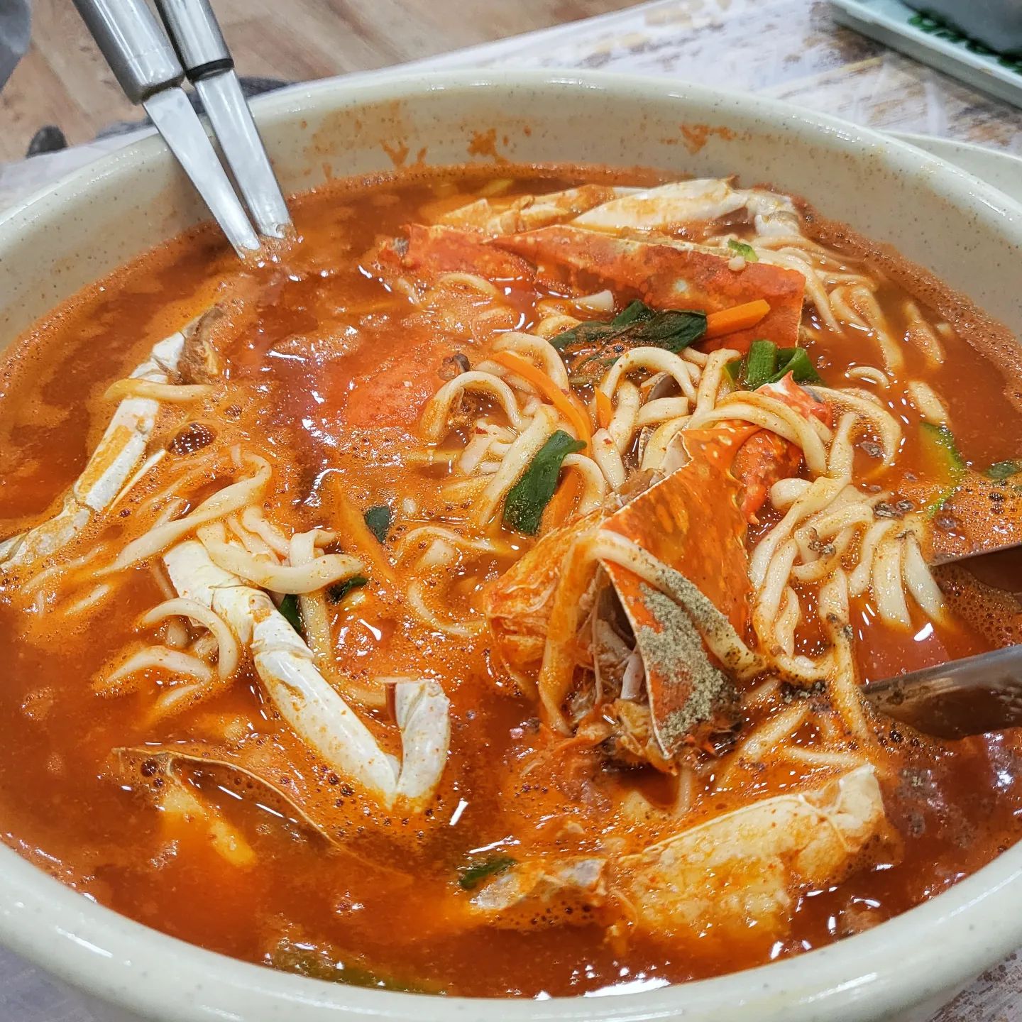🌧비오는날엔 칼국수🦀

[서천해물칼국수]
대전 유성구 신성로71번길 40

꽃게칼국수 ⭐⭐⭐⭐⭐
메밀전병 ⭐⭐⭐

저는 이렇게 실한 꽃게 칼국수는 첨이고요?
정말 정말 맛있어요! 저희테이블이 칼국수 먹는 모습보고 다른팀이 칼국수 추가로 주문했을만큼 존맛.
메밀전병은 평범하지만 꽃게칼국수만큼은 맛도리 넘칩니다. 꼭 방문해보세요~