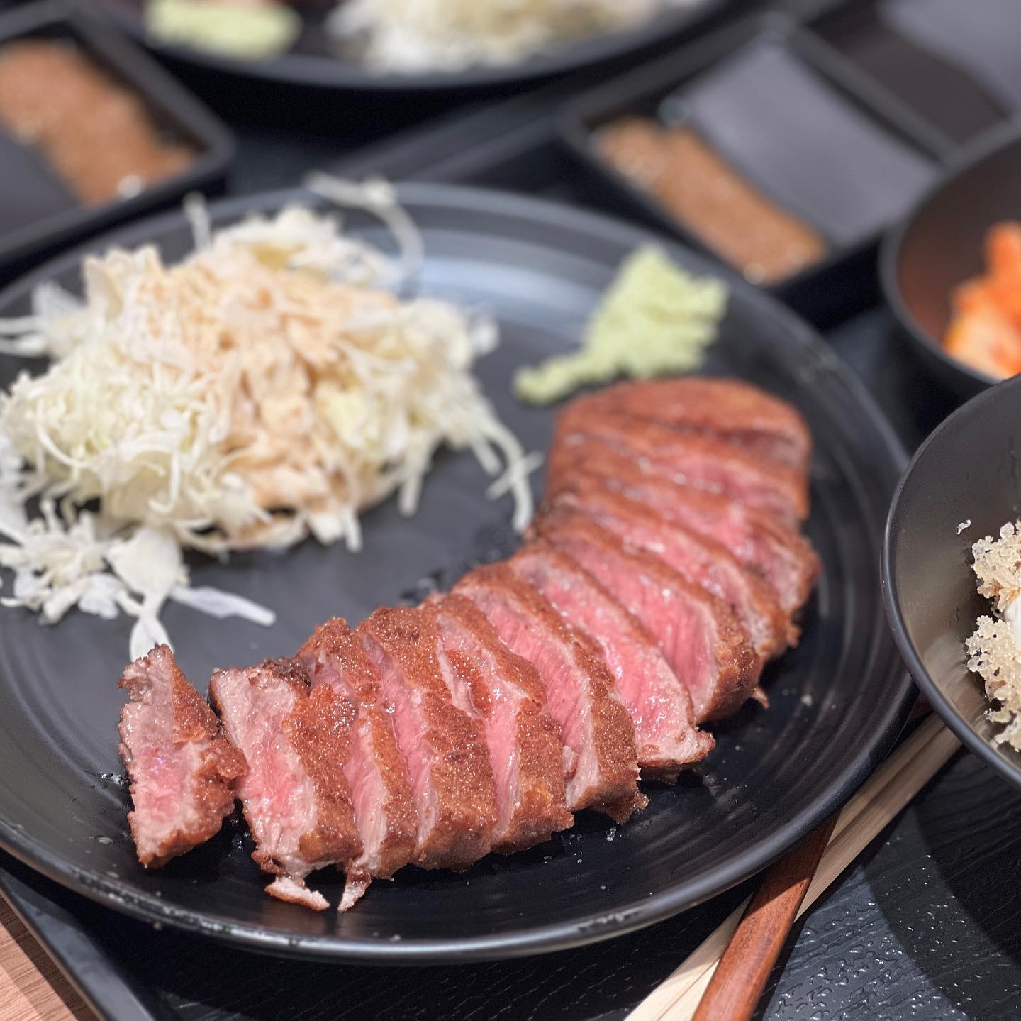 전주혁신도시맛집 "규카츠정"
야들야들 촉촉한 규카츠를 개인화로에 슥- 구워서 한입먹으면 육즙이 흐르고 사르르 사라지는 규카츠.
꼭 점보사이즈로 시켜먹어야해요
일반양이 적은건 아니지만 규카츠맛을 보면 점보시킬걸.. 할거예요👍
매장도 넓고 지하에 주차장도 있어서 차가지고 가기 좋아요~ 
- 규카츠 정식 13,000원
- 규카츠 타마고텐동 정식(계란덮밥) 14,000원
- 규카츠 카레정식 15,000원
- 규카츠 점보 정식 20,000원
- 추가 카레(버터크림카레, 매운카레 두가지 버전) 3,000원
- 추가 규카츠 9,000원

타마고텐동은 특이해서 먹어봤는데 계란의 촉촉함과 짭짤한 소스가 아주 잘 어울려서 맛있었음.
규카츠는 말해모해 부드러운 고기가 아주 일품!
카레도 두종류다 맛봤는데 버터크림카레는 고소하고 부드러워서 누구나 다 잘 먹을 것 같고 매운카레는 어른들 입맛에 맞을 것 같아요~ 개인적으로 매콤카레가 매콤하니 고기와 같이먹으니 더 맛있었어요!
직원분들도 친절하시고 매장도 깔끔하니 만족스러운 식사였습니다👍👍👍 
주소 : 전북 완주군 이서면 오공로 11-13(갈산리) 104호.  영업 : 매일 11:30 - 21:00
브레이크타임 : 15:00 - 17:00
#협찬 #리뷰노트 #전주혁신도시맛집 #완주맛집 #이서맛집 #혁신도시맛집 #규카츠맛집 #규카츠정 #규카츠정혁신도시점 #타마고텐동 #점보사이즈 #부드러운규카츠 #카레도맛있어요