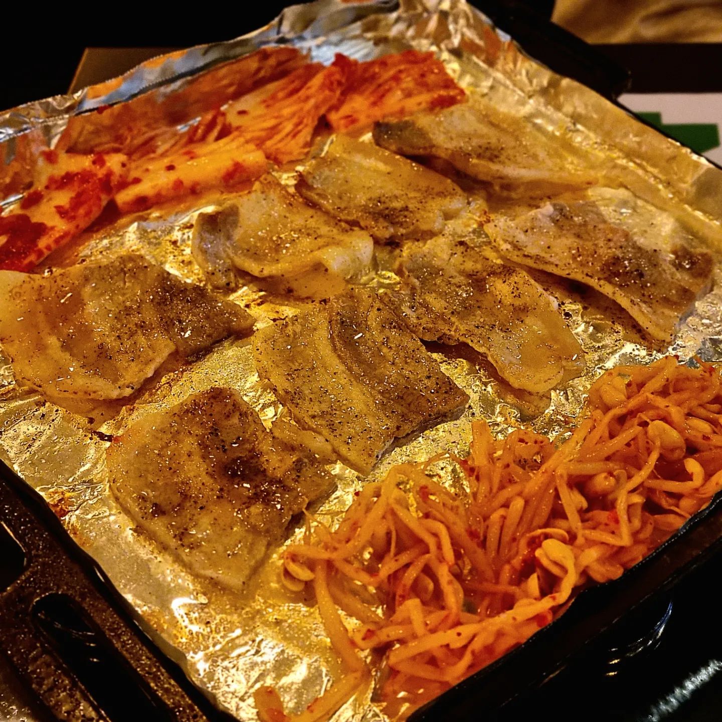 #협찬
🤟 

🔸️냉철한삼겹 야탑역점 [냉동삼겹살]
🔸️경기 성남시 분당구 장미로86번길 10
🔸️월요일 휴무 외 16:00-24:00 🛎
     (☎️ 050-71407-9936) 

오늘 리뷰는 "냉철한삼겹 야탑역점"입니다😃 

위치는 야탑역 도보 3분 거리에 있어요👟 

신상매장이라 외관부터 내부까지 완전 깔-끔!
누가 여기를 삼겹살집으로 볼까요!? 
냉삼집만의 기름 쩐내는 찾아볼수 없는 깔끔함👍 

인테리어부터 깔-끔하니까 주문하기전부터 
맛있게 먹을 생각에 설레더라구요😍 

주문한 메뉴는 냉동삼겹살, 물냉면, 고추장주물럭!
(양이 너무 많아서 볶음밥은 못먹었어요🥲) 

기본 해장국과 밑반찬이 정갈하게 세팅되면서
냉삼이 입장합니다❤️ 

기본 해장국도 매콤칼칼하니 한입먹자마자 
술생각이 나서 바로 주문했습니다! 역시 진로😍 

냉삼을 오와열 맞춰 깔고 콩나물과 김치까지 같이!😄
후츄 챱챱 뿌리다보니 금방 익어버리는 냉삼!!
역시 냉삼은 스피드죠😍 맛은 말모말모😍 

중간에 물냉면을 시켜서 냉삼과 같이 먹으니
너무 잘어울려서 계속 들어가더라구요!!😋 

김치도 적당히 신김치라 구우니 고기랑 아쥬 딱!😄 

볶음밥을 먹을까 고추장 주물럭을 먹을까 고민하다가
고기로 끝을 내고 싶어서 주물럭으로 추가주문했어요! 

양은 역시 엄청 푸짐하게 나오더라구요😍
적당한 두께와 특제양념이 어우러져 
같이나온 파채와 같이 구우니까 
냉삼과는 또다른 매력이 철철🤩 

냉삼 생각날때면 또 찾아가서 먹고싶어요😍 

이상 냉삼은 박명수의 냉철한삼겹! 
"냉철한삼겹 야탑역점" 리뷰였습니다😍 

#협찬 #냉철한삼겹 #야탑맛집 #야탑역맛집 #야탑고기집 #야탑삼겹살 #야탑회식 #야탑데이트 #야탑역고기집 #야탑역삼겹살 #박명수 #분당냉동삼겹살 #스토리앤체험단 #스토리앤 #냉철한삼겹야탑역점 #야탑냉삼 #성남냉삼 #야탑냉동삼겹살 #성남냉동삼겹살 #냉철한삼겹야탑 #먹팔맞팔 #먹스타 #먹소통맞팔
