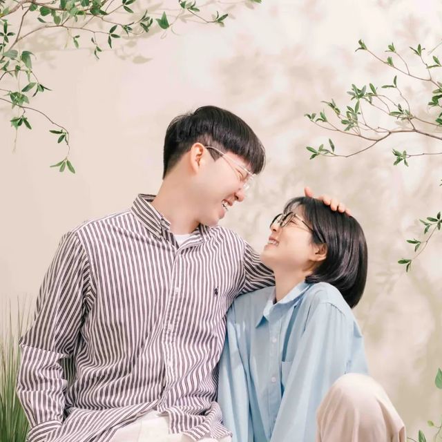 폴리 l 서울핫플°커플스냅°셀프웨딩 on Instagram: "#광고 #스튜디오일루시아
작은 숲 속에서 폴리들만의 예쁜 추억을 남기고 왔습니당!🍀

전문 플로리스트가 한땀한땀 꾸미신 스튜디오는 정말 안 찍고는 못 배길 장소였답니당!🥰

차별화된 예쁜 플라워 장식과 무선 리모컨으로 편하게 촬영까지 가능합니다! 그리고 무인 스튜디오라 편하게 셀렉까지도 가능해용!👍

색감 필터는 총 4가지로 (Summer-Warm-Bright-Original) 이렇게 있고, 폴리들이 찍은 사진은 순서대로 Warm-Original 입니당!📸

지금 이 순간 사랑하는 사람 혹은 나에게 소중한 추억을 만들고 싶으시다면,
바로 스튜디오일루시아로 방문하세용!😆

현재 오픈이벤트도 진행 중이랍니당😍

<오픈이벤트>
🍀이벤트 기간 : ~ 2023.04.28 기간 내 예약자 한함. 촬영은 해당 기간 이후 가능.
🍀 이벤트 가격 : B룸 (2인) 88,000원 -> 70,000원
🍀 구성 : 40분촬영, 원본제공, 보정2장

🏷 스튜디오 일루시아
🏷 서울 관악구 봉천로14길 19 세현빌딩 1층
🏷 일~목 : 9am~10pm
🏷 금~토 : 9am~11pm

지금 바로 네이버 예약을 통해 만나보세용✅️

#신림사진관 #신림셀프사진관 #신림역사진관 #신림역셀프사진관 #신림데이트 #신림놀거리 #셀프사진관 #셀프촬영 #서울셀프사진관 #커플사진 #셀프웨딩사진 #서울놀거리 #서울데이트"