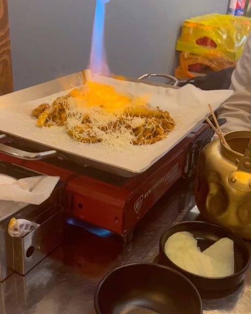 꼬다쾃 Ara Kim😎 on Instagram: "#광고 지난 일요일 방문😮 마포에 꽃구경도 갈 겸! 맛집도 들렀다가 가성비로 혼나고 왔어요 ☺️.. 세트 하나 시키고 둘이서 반 이상 남기고 온.. 나 나름 운동