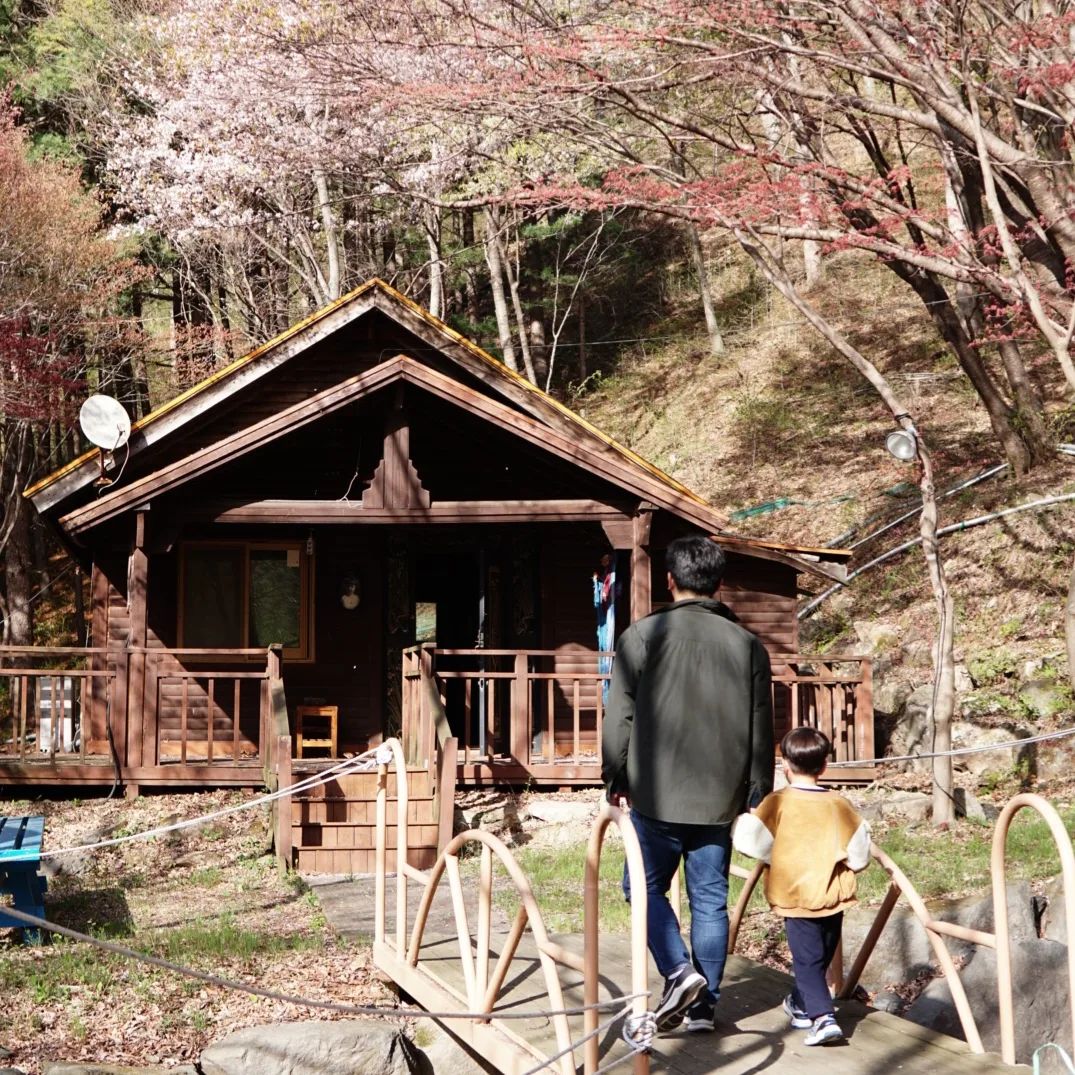 귀신의 집이 있어서 가보자고
호기롭게 올라가더니 문 앞에 가서는
잡아끌며 나가자고 울기까지 한다
뒤에 귀신이 쫓아올까봐 후다닥 내려가는 귀염둥이
매일 귀신 이야기 하면서 귀신의 집은 무섭지!?
엄마는 못가🙄

고기도 구워먹고 불멍도 했던
완벽한 1박❤️